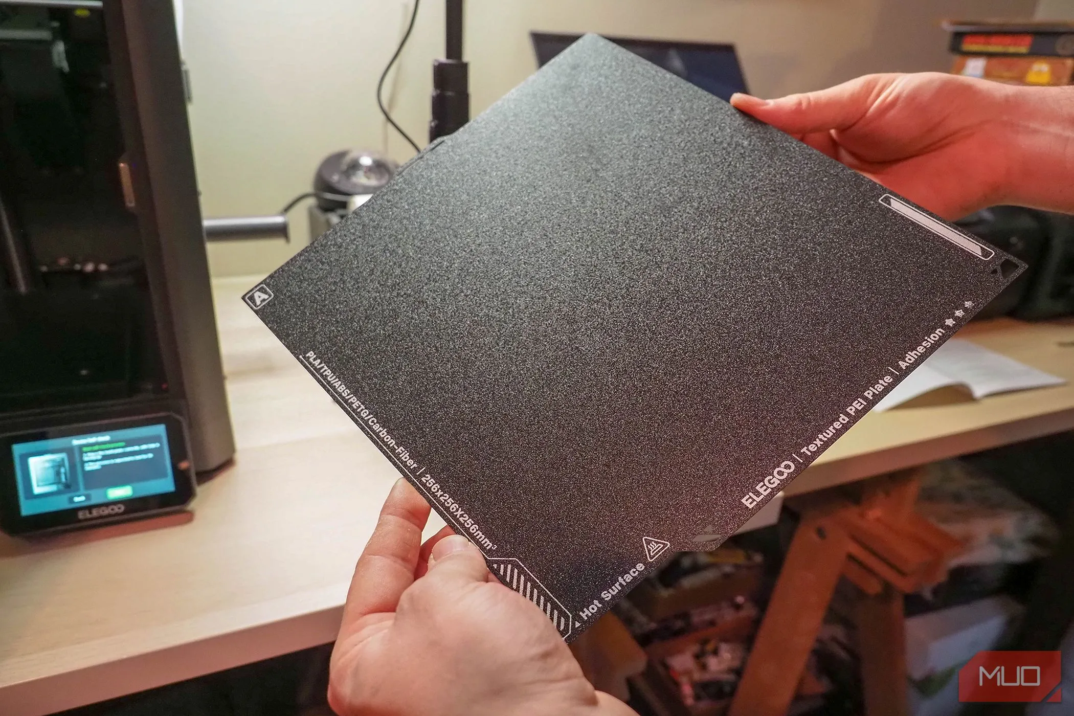 Tấm nền in PEI hai mặt của Elegoo Centauri Carbon.