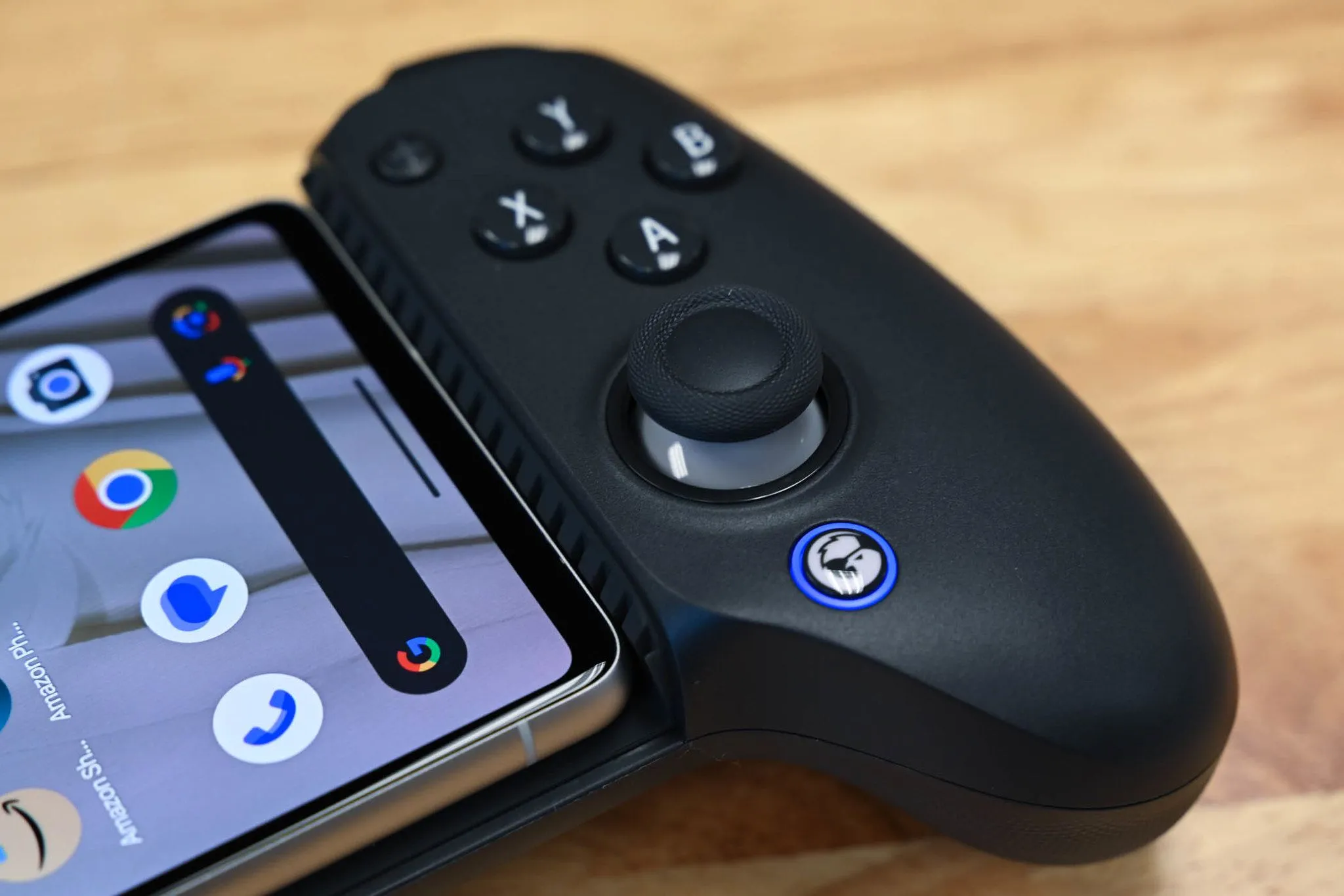 Tay cầm chơi game di động G8+ Galileo kết nối với điện thoại Samsung qua cổng USB-C, tối ưu trải nghiệm chơi game.