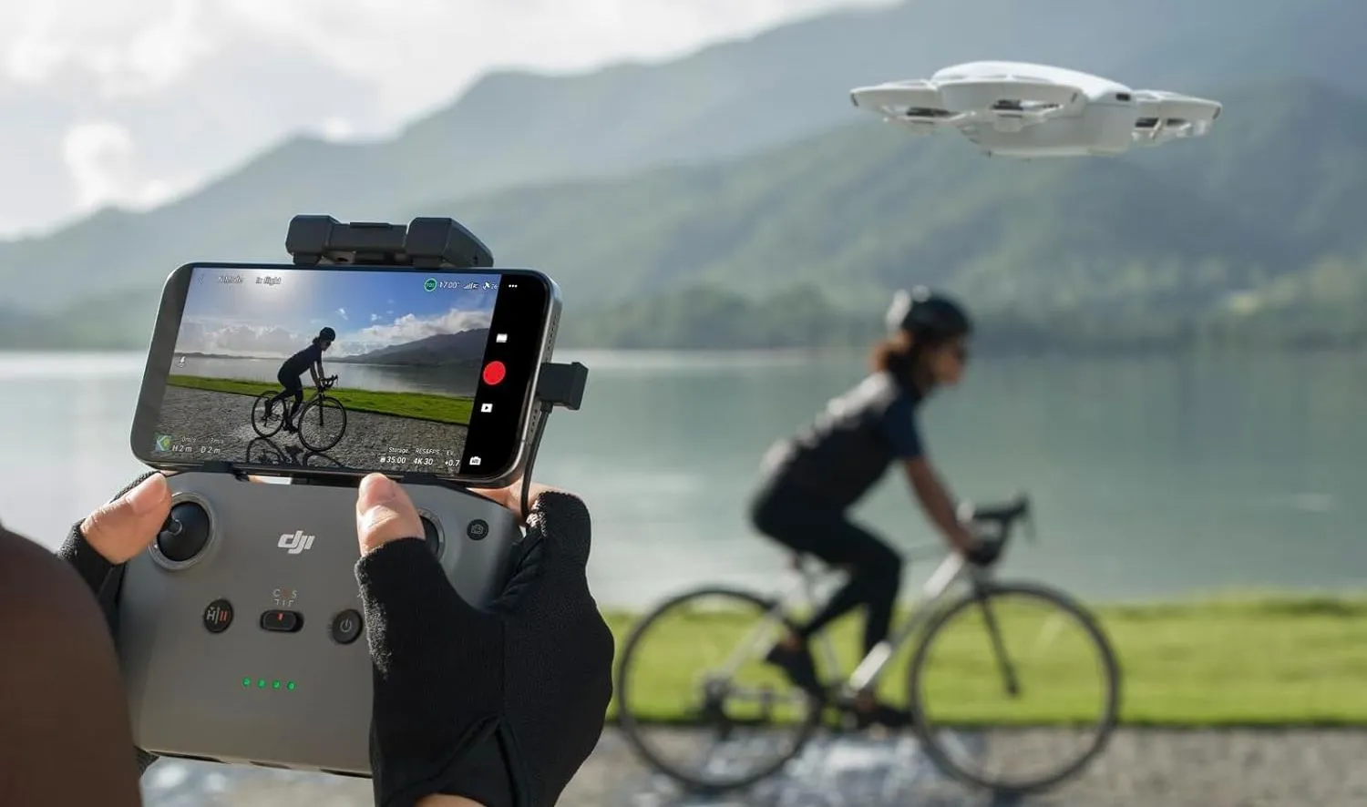 Tay cầm điều khiển từ xa DJI RC-N3 cho drone DJI Mini series, có kẹp điện thoại.
