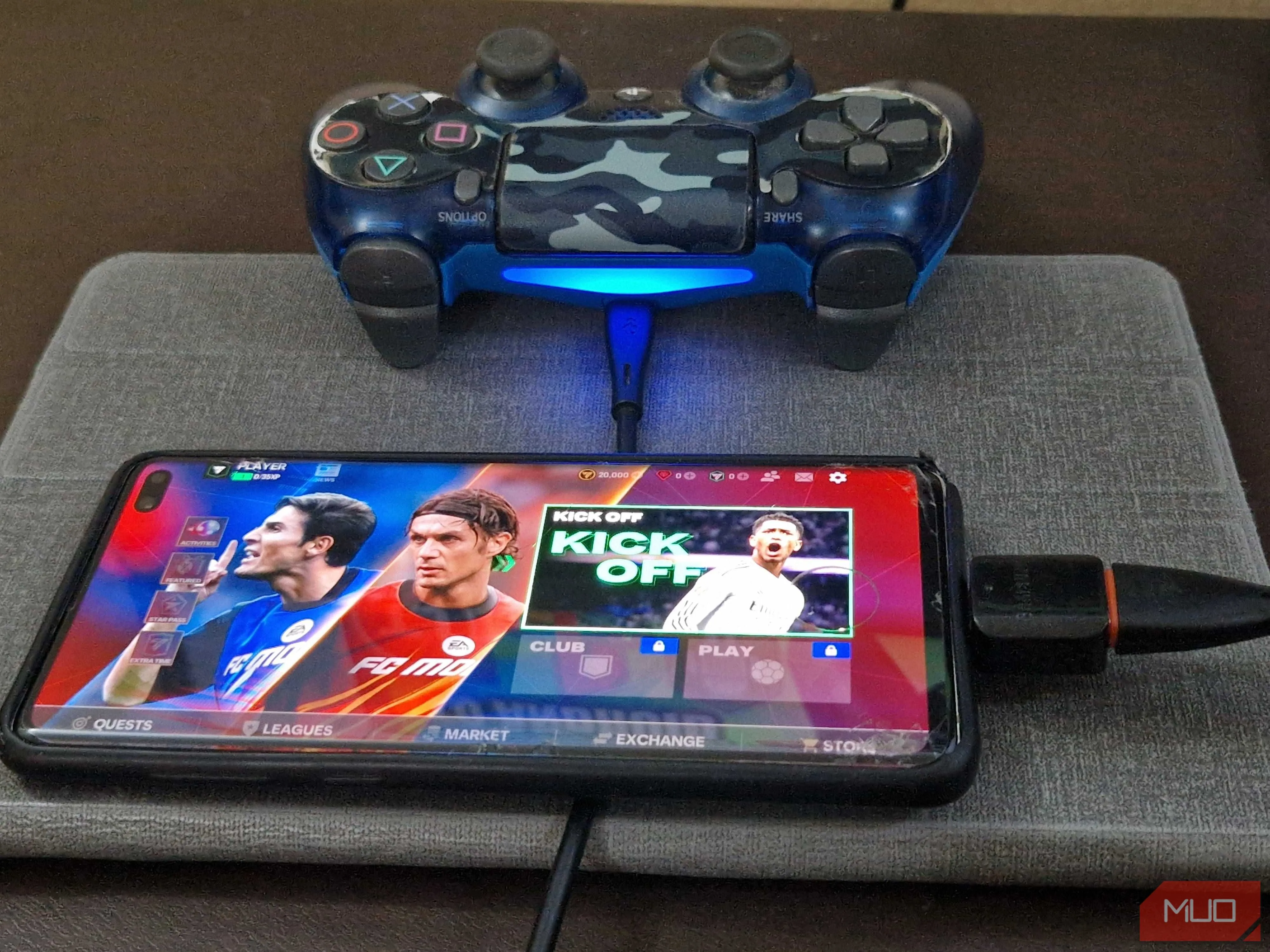 Tay cầm PS4 cắm vào smartphone qua adapter OTG và cáp USB