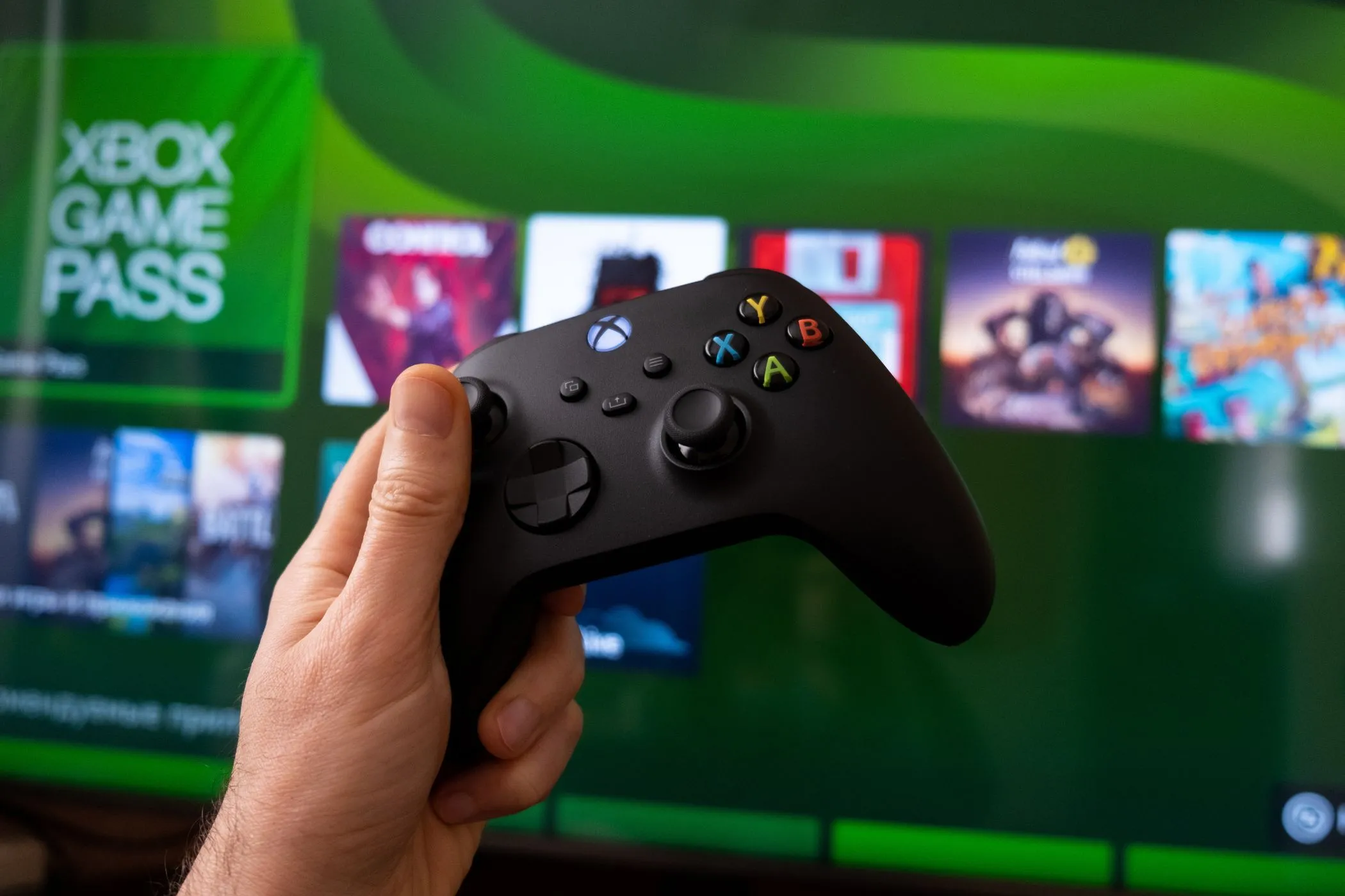 Tay cầm Xbox và màn hình game, minh họa việc chơi game với soundbar.