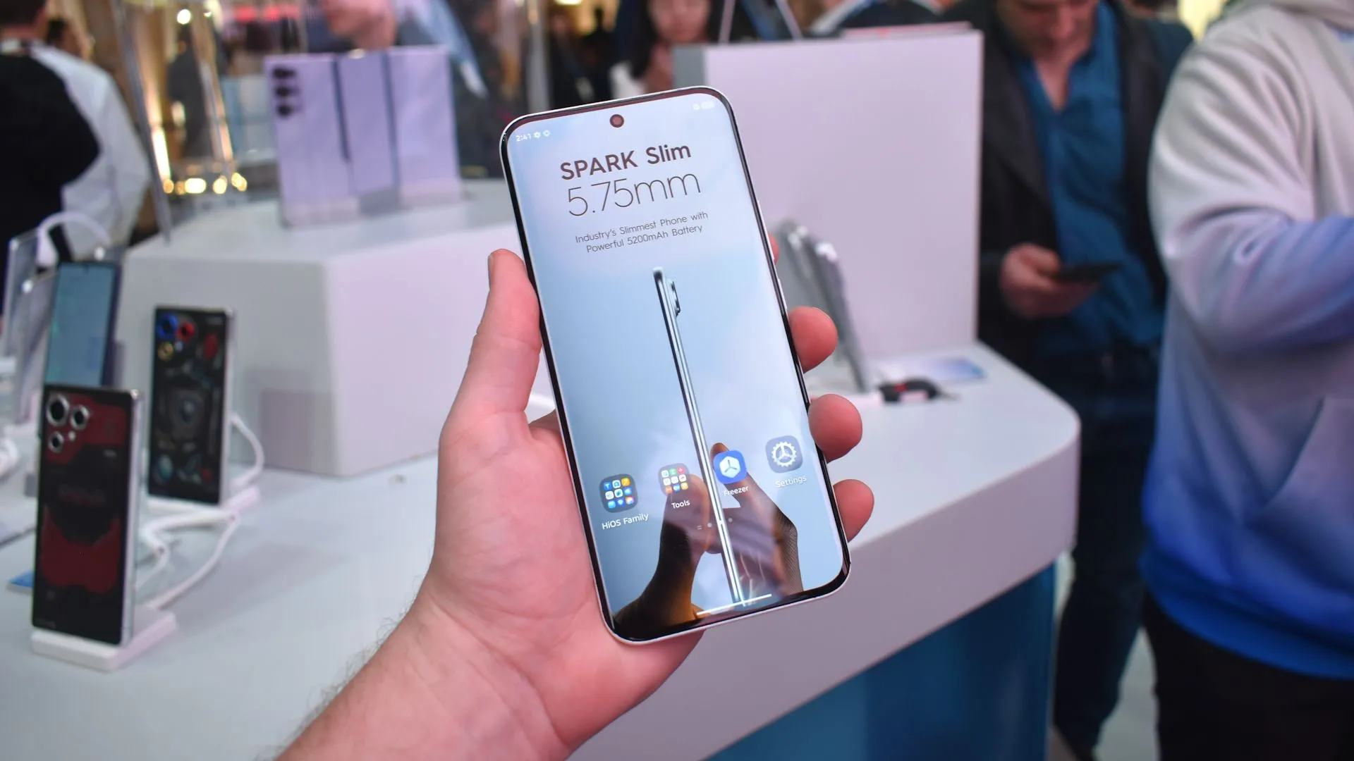 Tecno Spark Slim Concept nổi bật với thiết kế siêu mỏng tại MWC 2025.