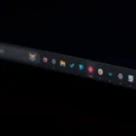 Thanh tác vụ Windows 11 với các biểu tượng ứng dụng bị thu nhỏ bất thường, gây khó khăn cho người dùng