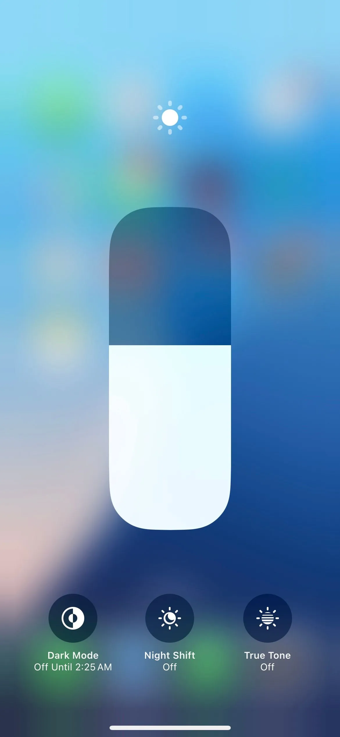 Thanh trượt điều chỉnh độ sáng trong Trung tâm điều khiển của iPhone