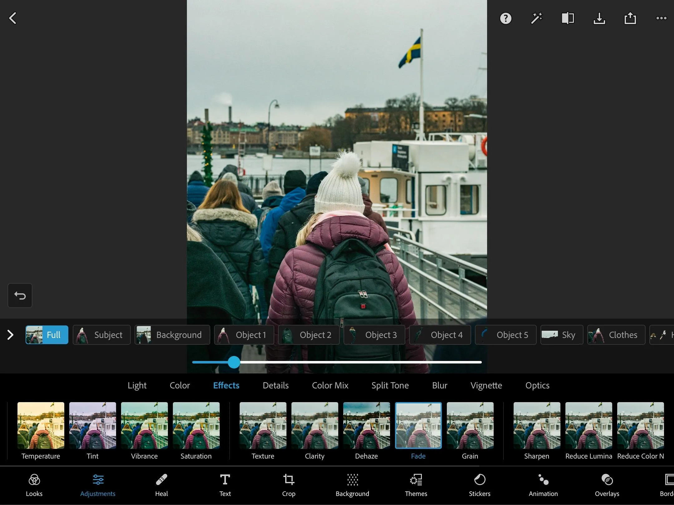 Thao tác chỉnh hiệu ứng Fade trên ảnh trong Photoshop Express trên iPad.