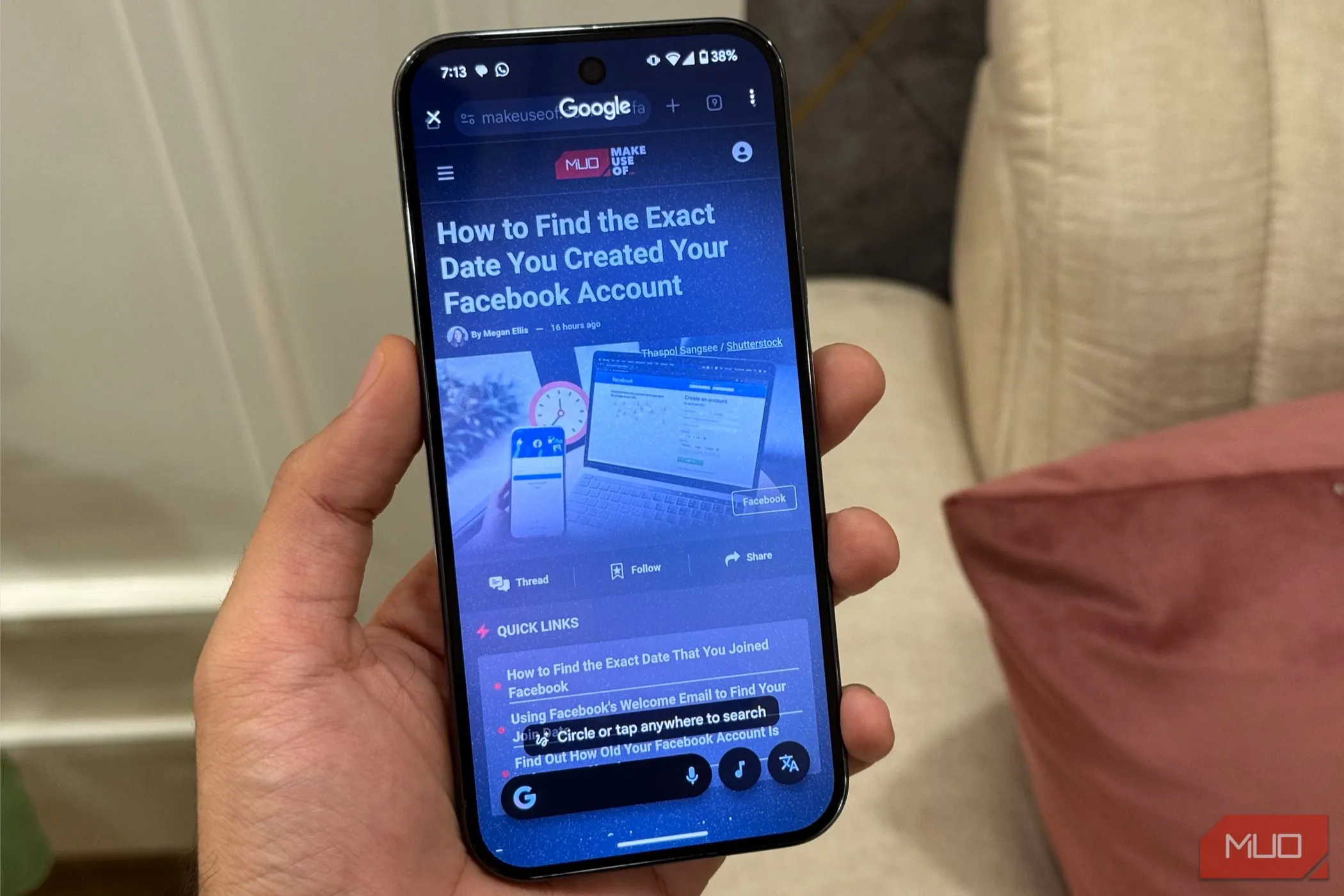 Thao tác khoanh tròn để tìm kiếm trên màn hình điện thoại Android với Circle to Search