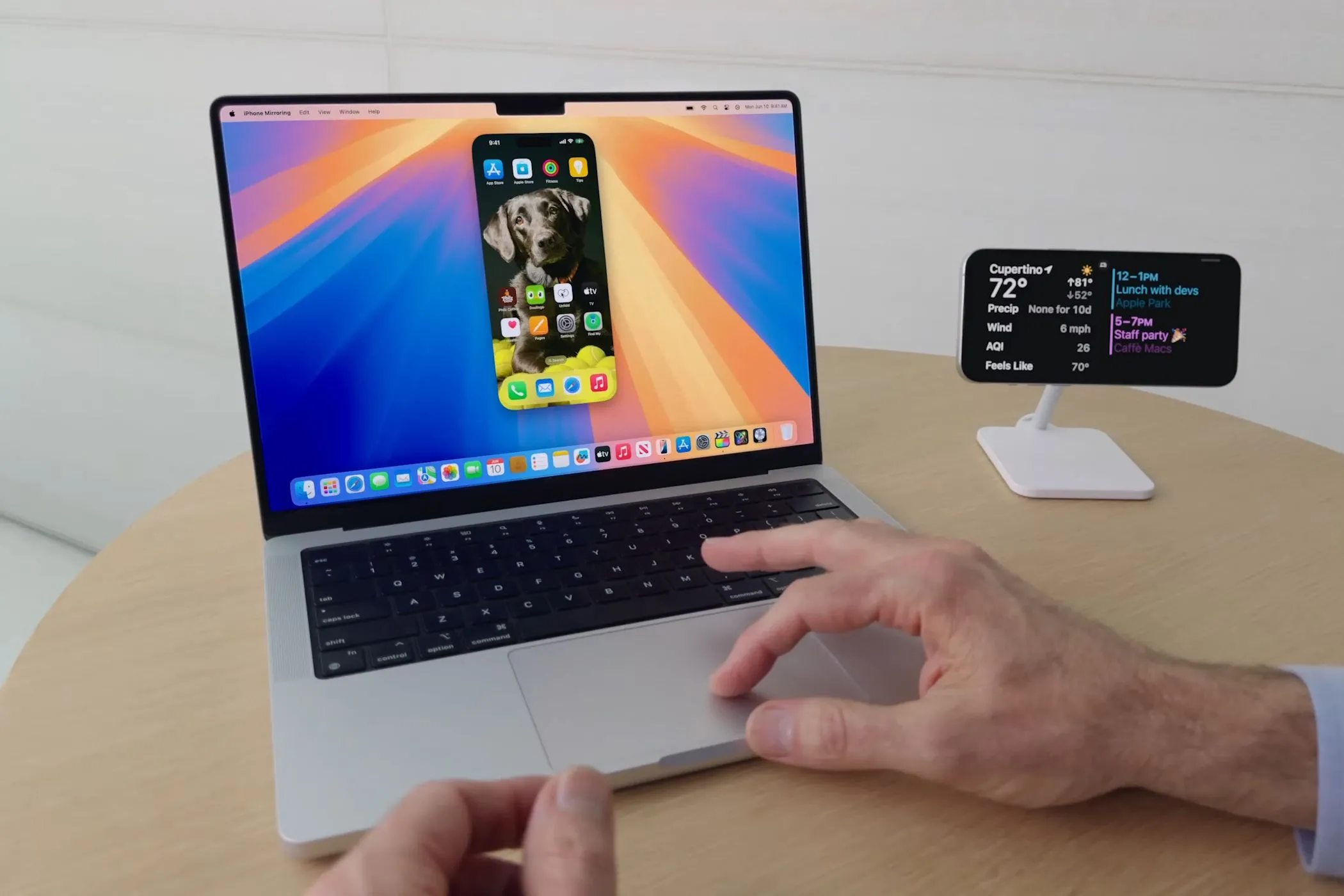 Thao tác phản chiếu màn hình iPhone (iPhone Mirroring) lên MacBook chạy macOS Sequoia, cho thấy giới hạn về tỷ lệ hiển thị hiện tại.