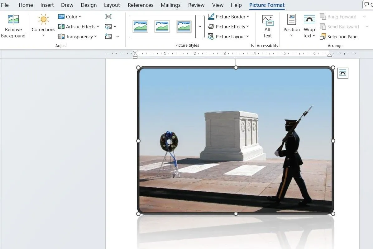Thẻ Định dạng Ảnh (Picture Format) trong Microsoft Word hiển thị các tùy chọn chỉnh sửa hình ảnh nâng cao.