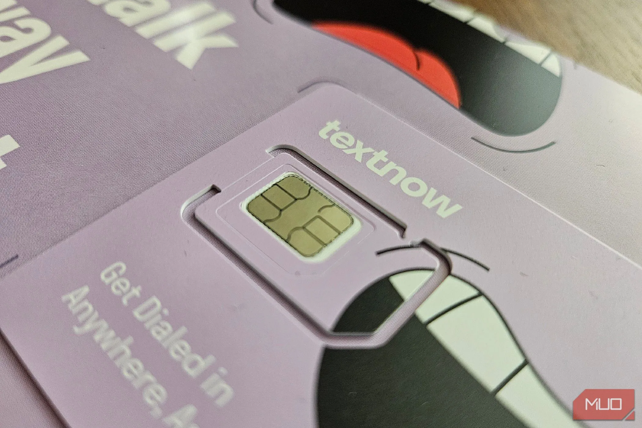Thẻ SIM điện thoại, minh họa sự phụ thuộc của RCS vào nhà mạng và hạ tầng di động.