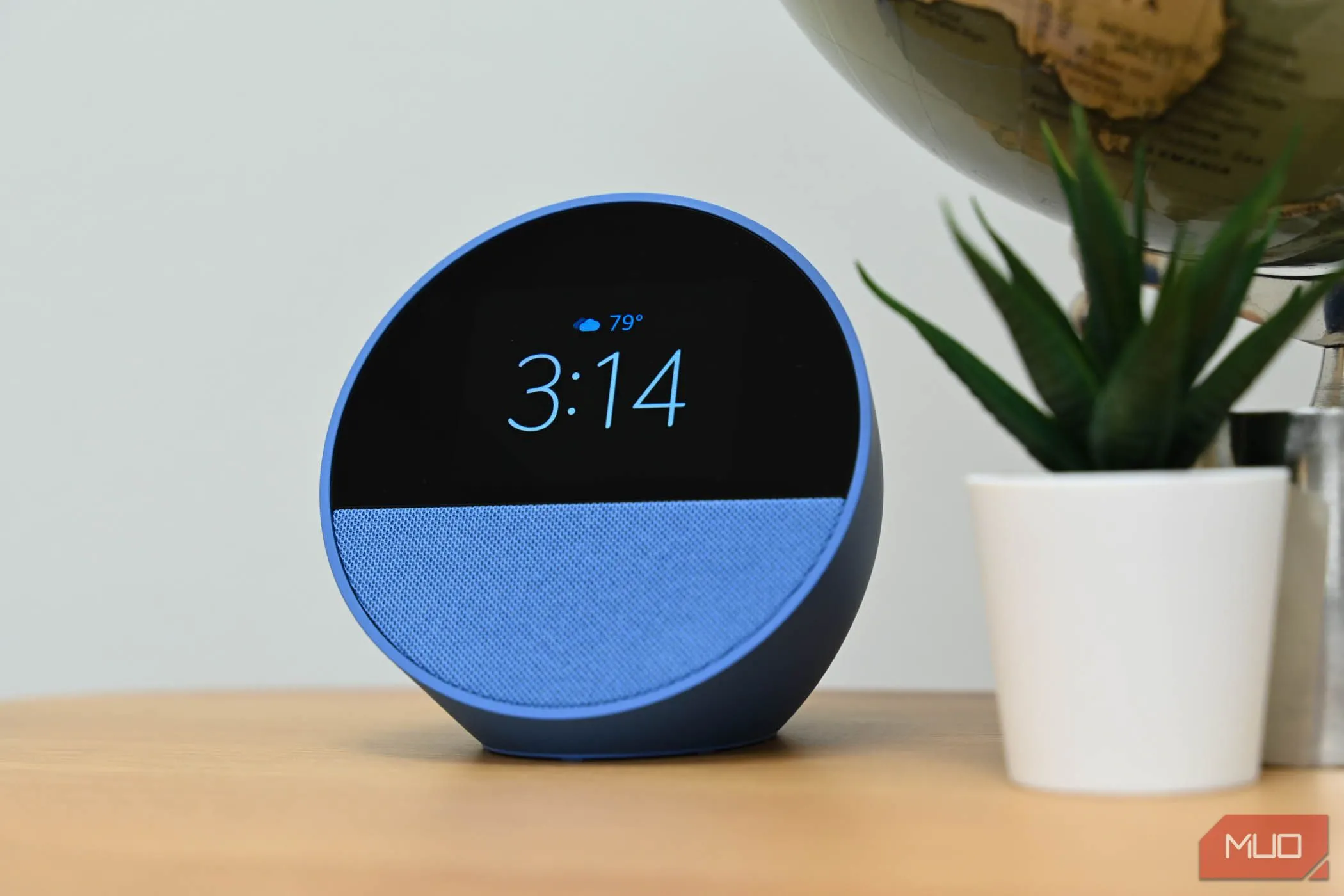Thiết bị Amazon Echo Spot hiển thị màn hình chính khi cập nhật lên Alexa+ bắt buộc.