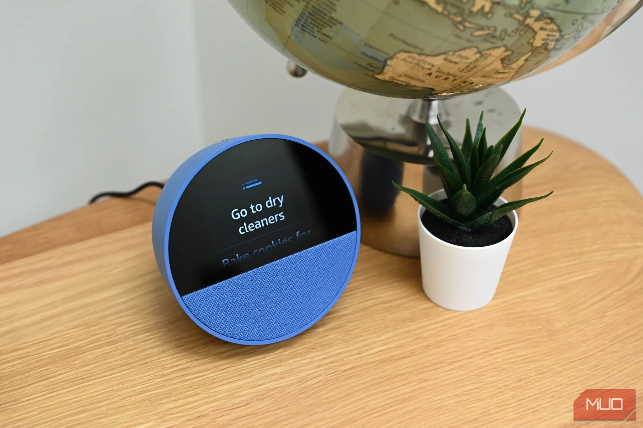 Thiết bị Amazon Echo Spot với nút tắt micro