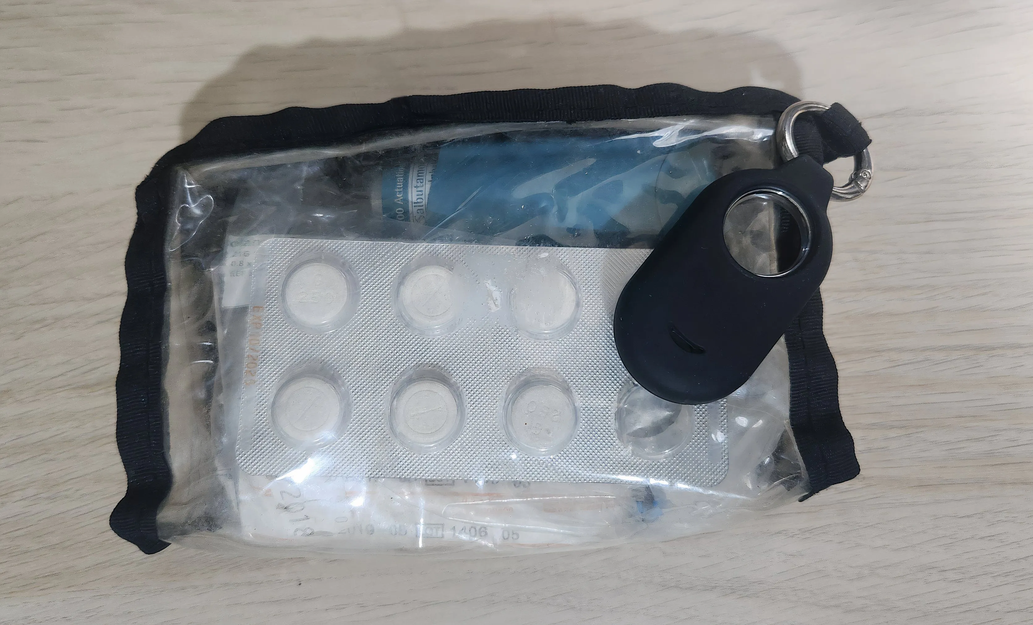 Thiết bị định vị AirTag được gắn vào túi đựng thuốc y tế, giúp dễ dàng tìm kiếm.