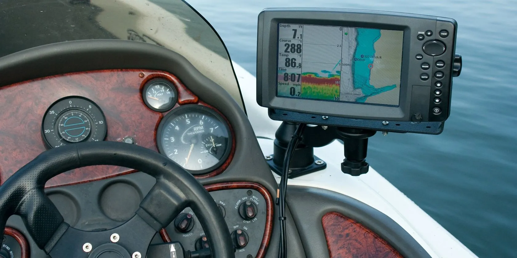 Thiết bị định vị GPS chuyên dụng trên thuyền, so sánh với khả năng định vị tích hợp trên điện thoại thông minh.