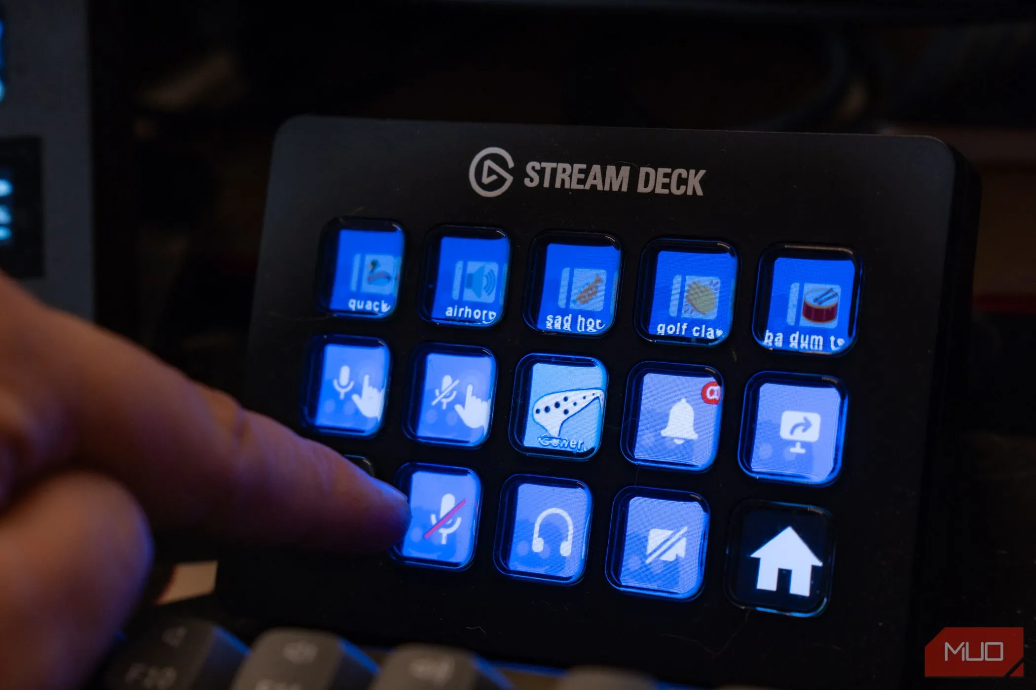 Thiết bị Elgato Stream Deck hiển thị các biểu tượng phím tắt của plugin Discord, giúp truy cập nhanh các lệnh chat thoại và điều khiển âm lượng.