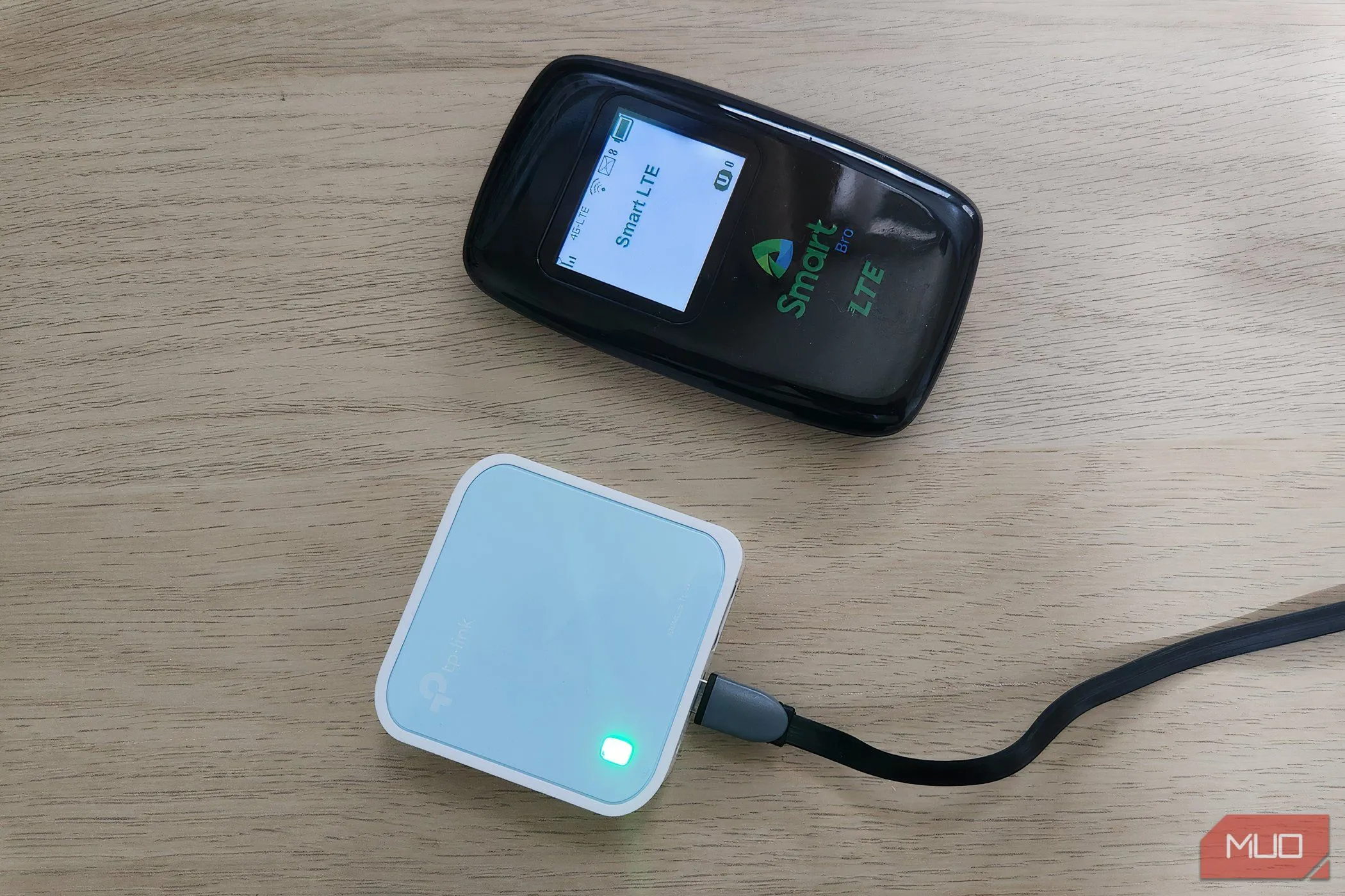 Thiết bị hotspot di động và bộ định tuyến du lịch