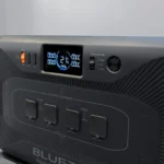 Thiết bị lưu trữ năng lượng di động Bluetti Apex 300 màu đen với các cổng kết nối.