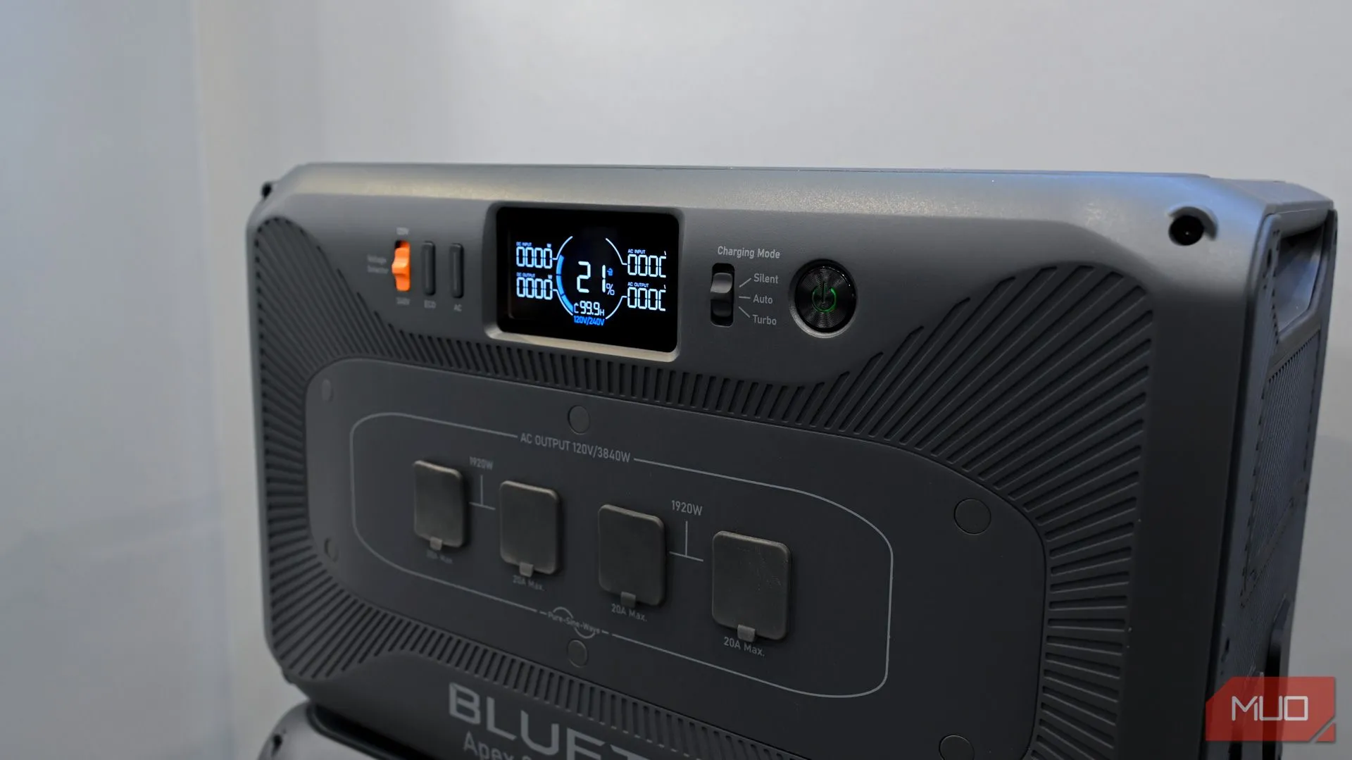 Thiết bị lưu trữ năng lượng di động Bluetti Apex 300 màu đen với các cổng kết nối.