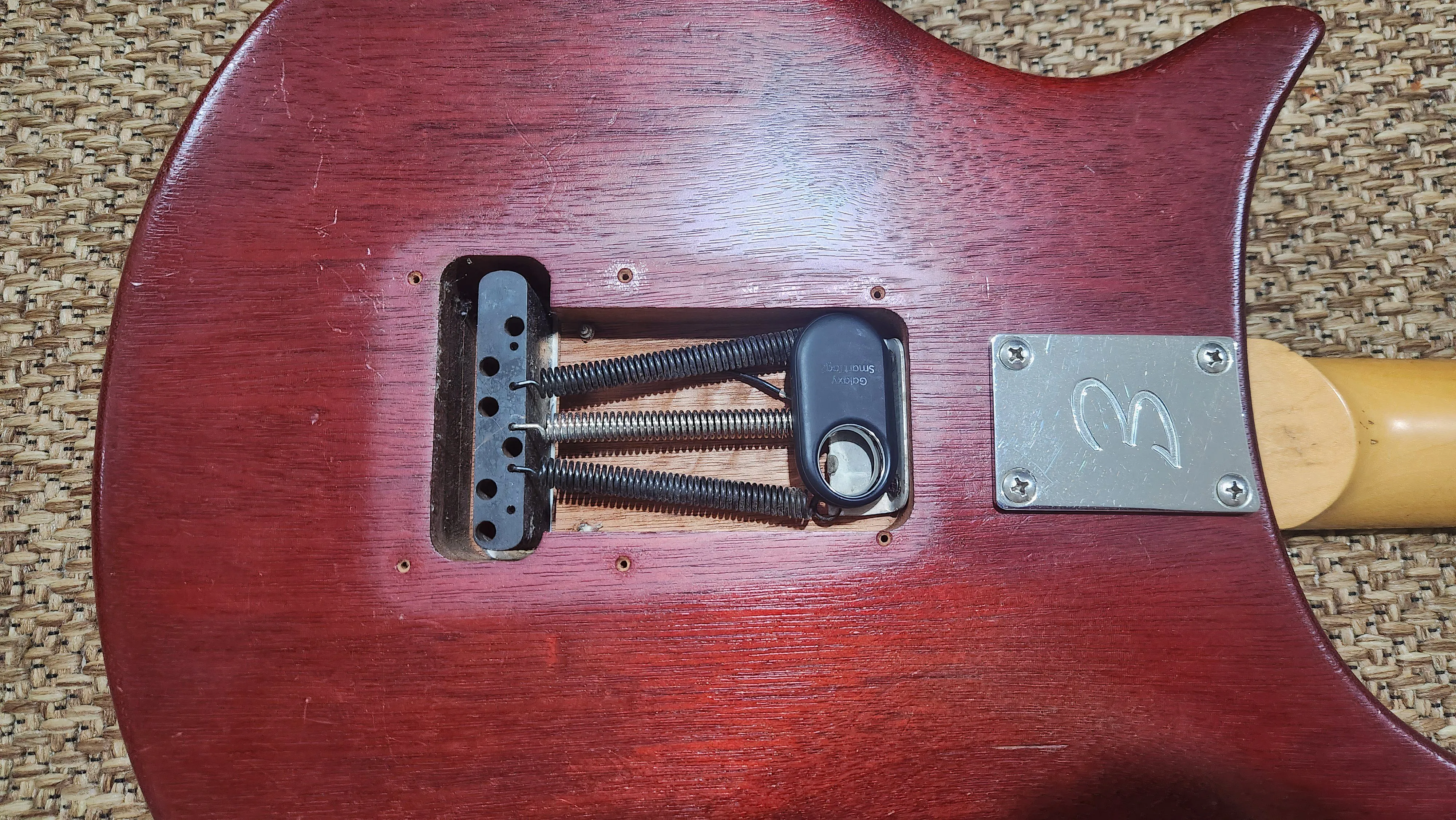 Thiết bị theo dõi AirTag được đặt bên trong khoang đàn guitar, giúp bảo vệ nhạc cụ đắt tiền.