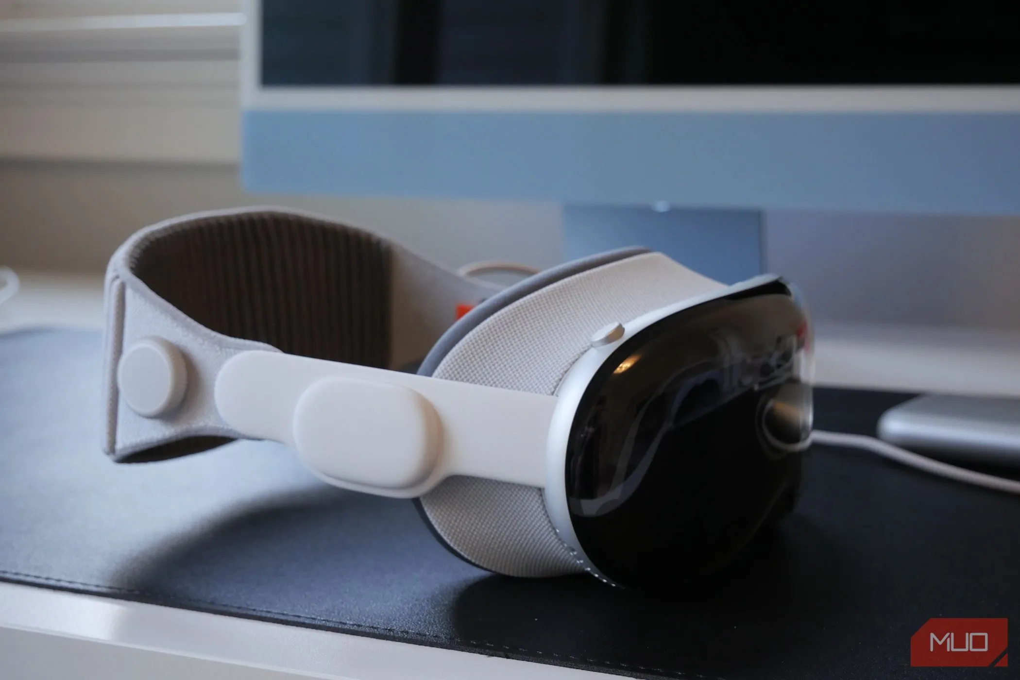 Thiết bị thực tế hỗn hợp Apple Vision Pro đặt trên bàn làm việc bằng gỗ, cho thấy thiết kế và không gian sử dụng tiềm năng của sản phẩm.