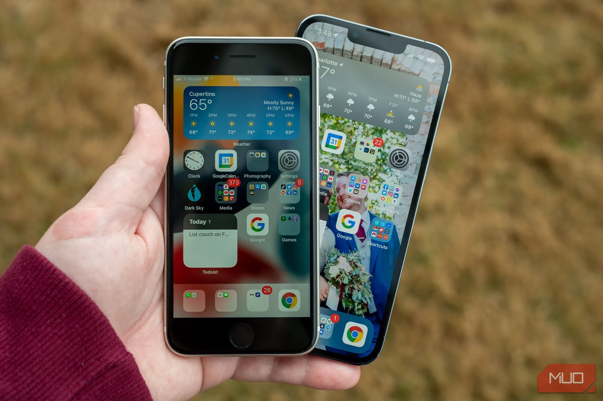 Thiết kế iPhone SE 2022 với nút Home vật lý và viền dày, đại diện cho kiểu dáng cũ của Apple