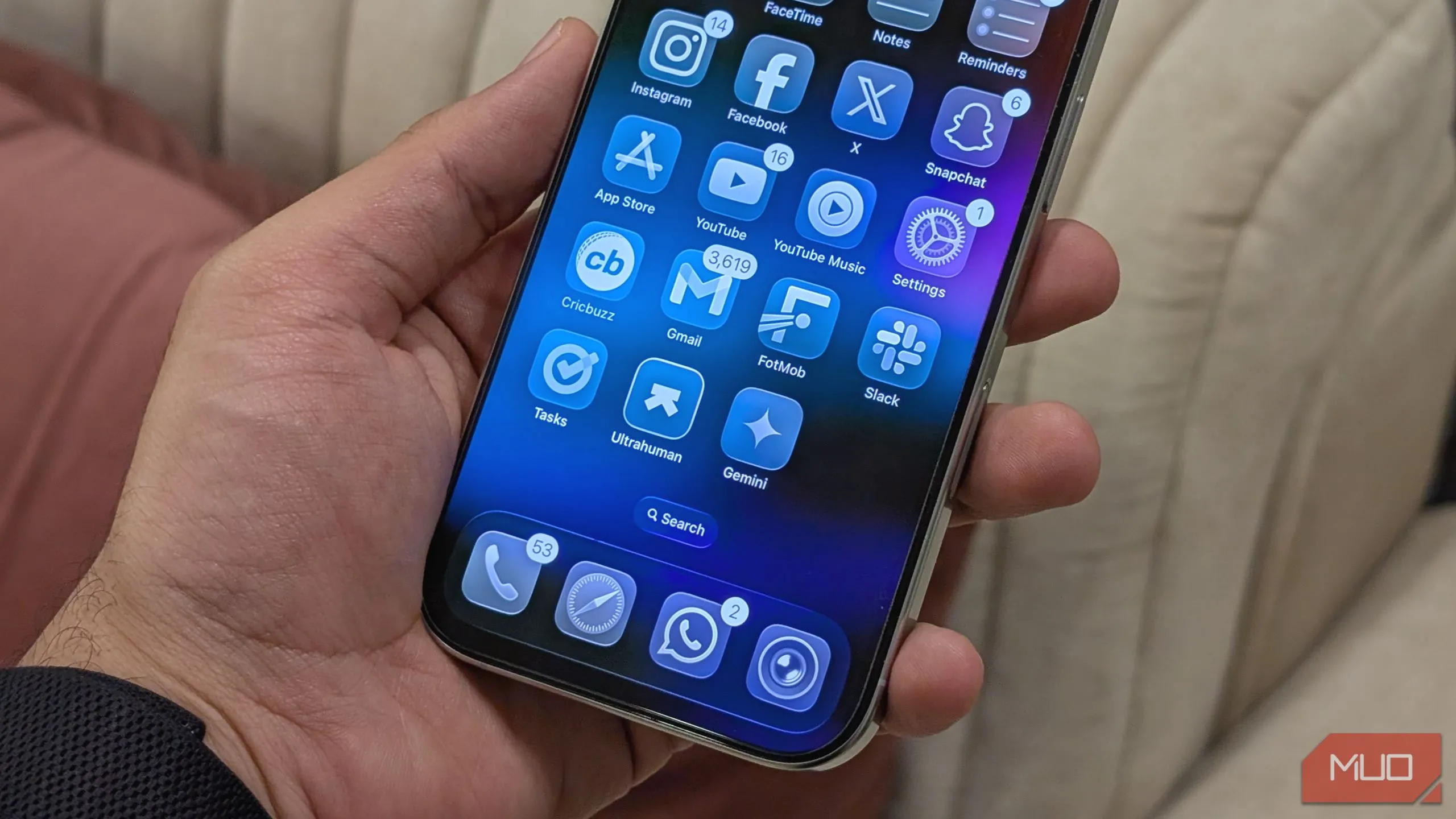Thiết kế Liquid Glass của iOS 26 hiển thị trên màn hình chính iPhone