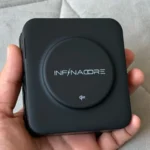 Thiết kế nhỏ gọn của InfinaCore P3 Pro với khu vực sạc không dây Qi2 tích hợp bên cạnh