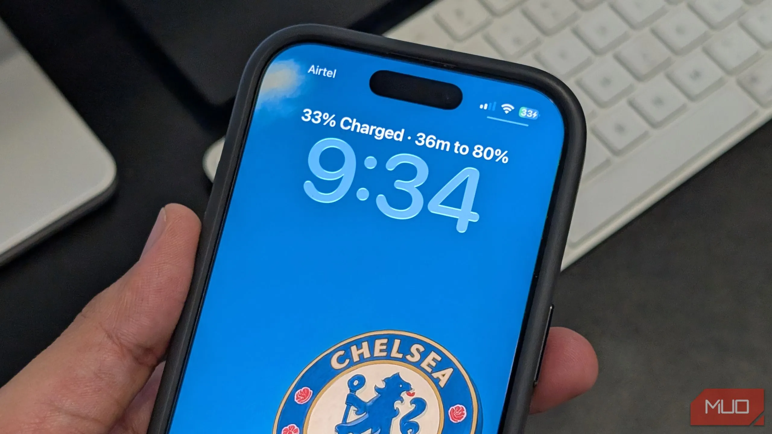 Thời gian dự kiến để iPhone sạc đạt 80% pin hiển thị trên màn hình khóa của iOS 26
