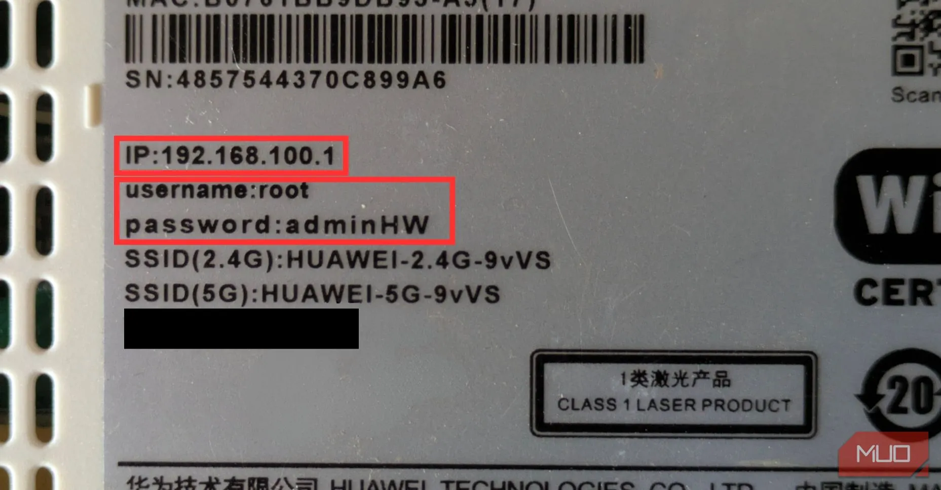 Thông tin đăng nhập router trên nhãn dán mặt sau thiết bị