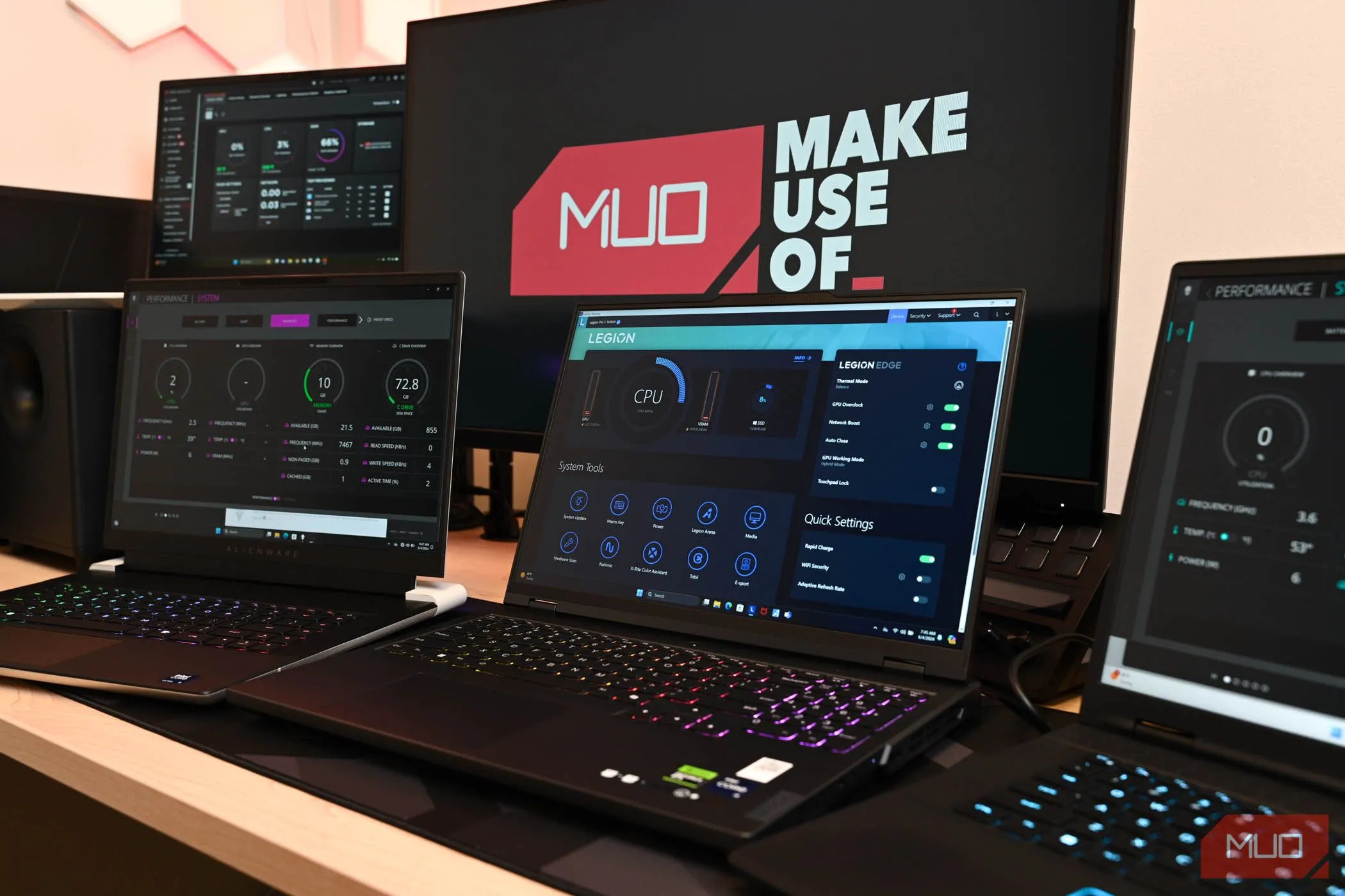 Thử nghiệm laptop chơi game trước màn hình có logo MakeUseOf