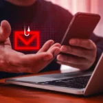 Tin nhắn smishing hiển thị biểu tượng phong bì cạnh máy tính xách tay, minh họa nguy cơ tin nhắn SMS bị chặn