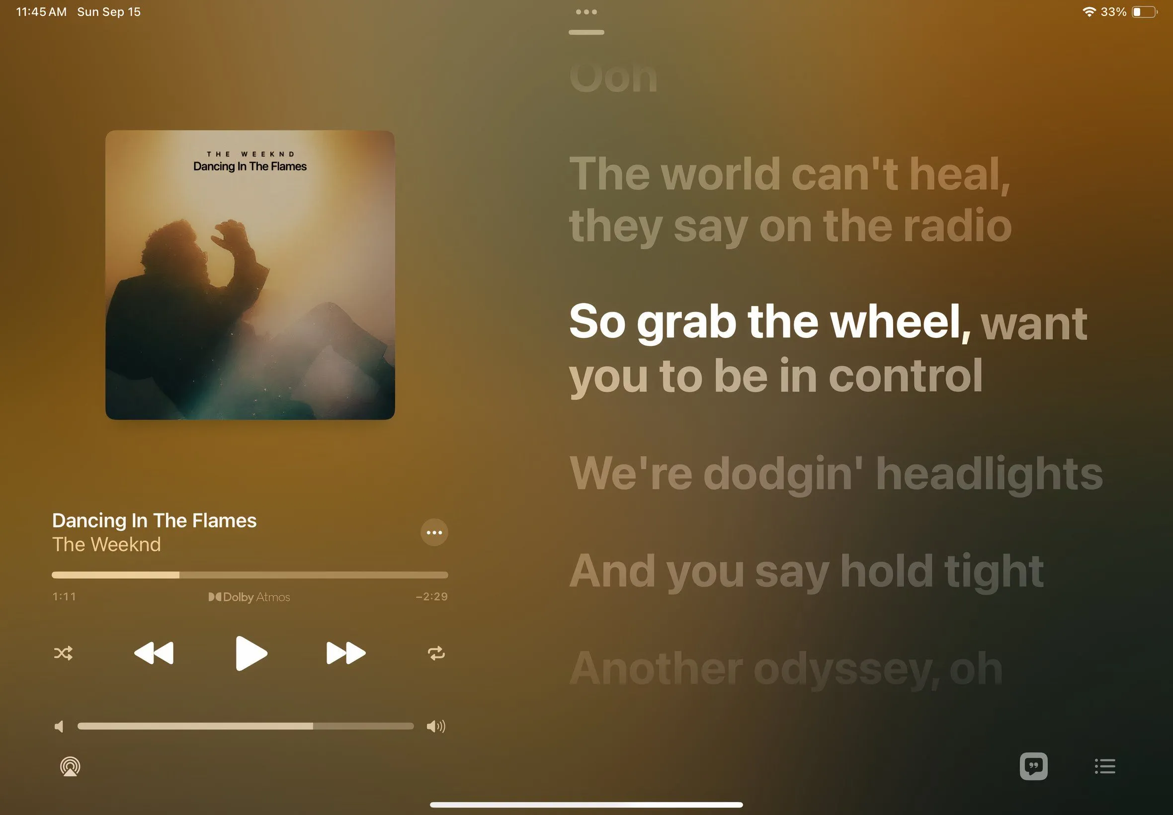 Tính năng Apple Music Sing hiển thị lời bài hát theo thời gian thực để hát karaoke.