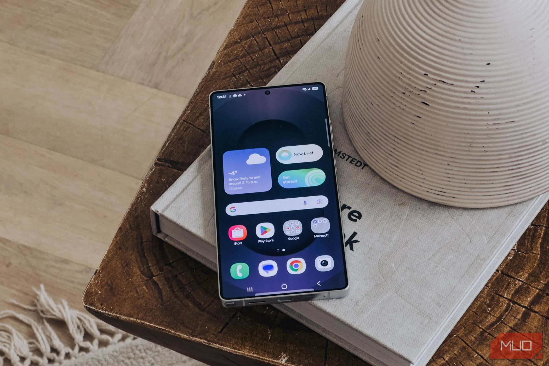 Tính năng Daily Brief của Galaxy AI trên màn hình chính Samsung Galaxy S25, cung cấp thông tin tổng hợp hàng ngày.