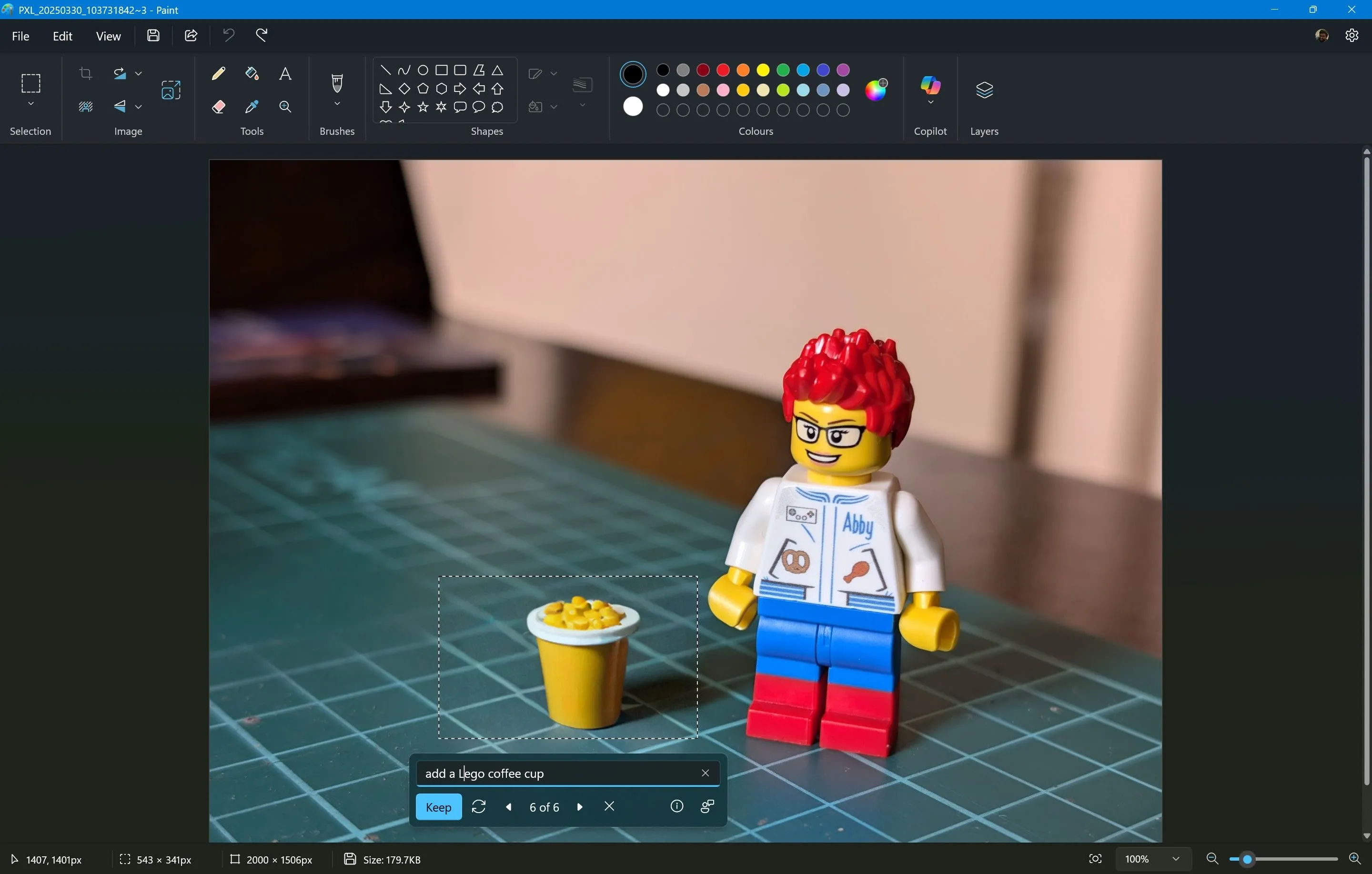 Tính năng Generative Fill trong Microsoft Paint, minh họa việc thêm đối tượng do AI tạo vào vùng chọn trên bức ảnh.
