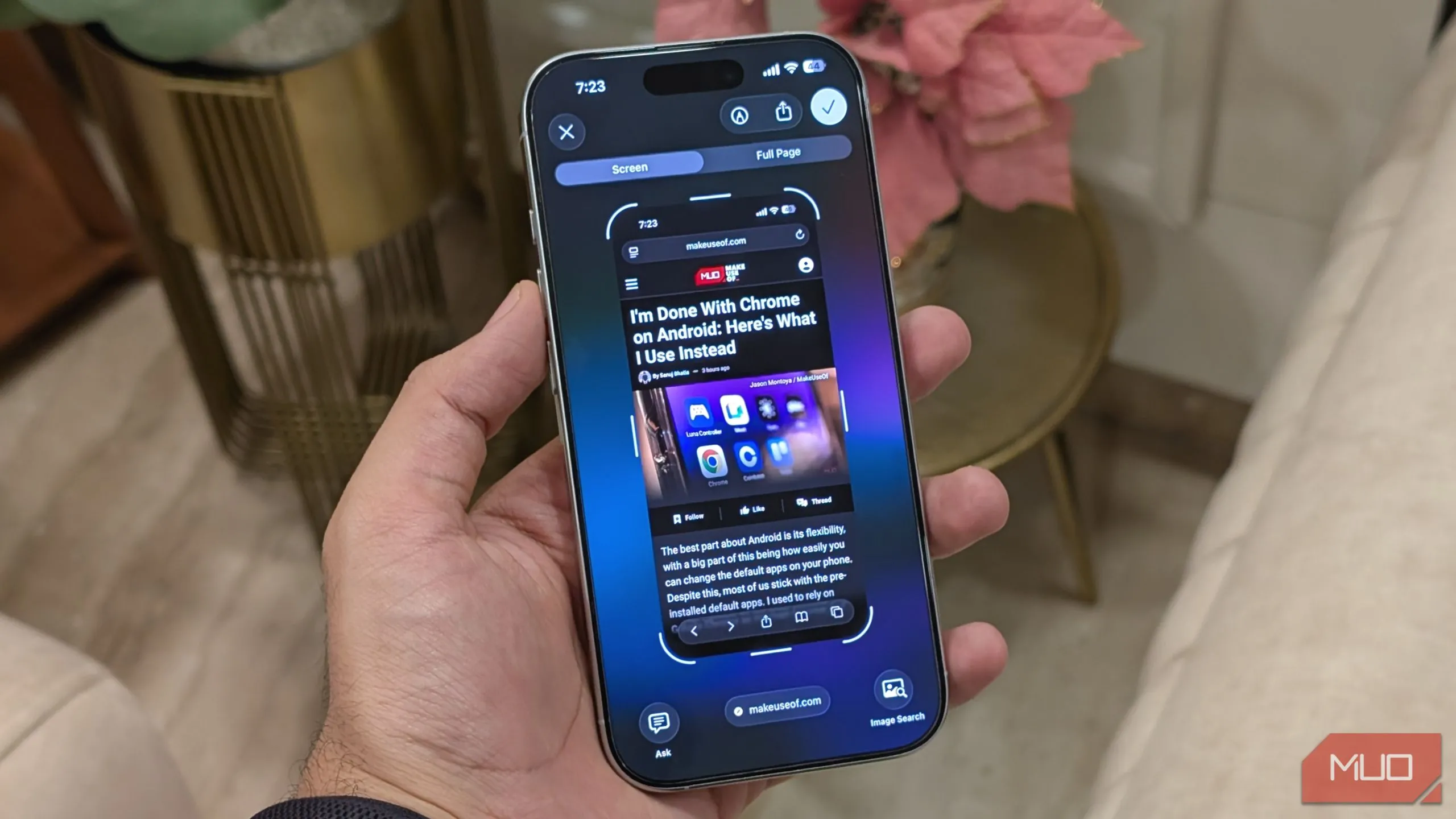 Tính năng Visual Intelligence với Search trên iOS 26, hiển thị biểu tượng tìm kiếm và phân tích hình ảnh