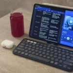 Toàn bộ thiết lập làm việc với iPad, bàn phím Logitech Pebble, AirPods và đồ uống đặt trên bàn trong tuần thử nghiệm
