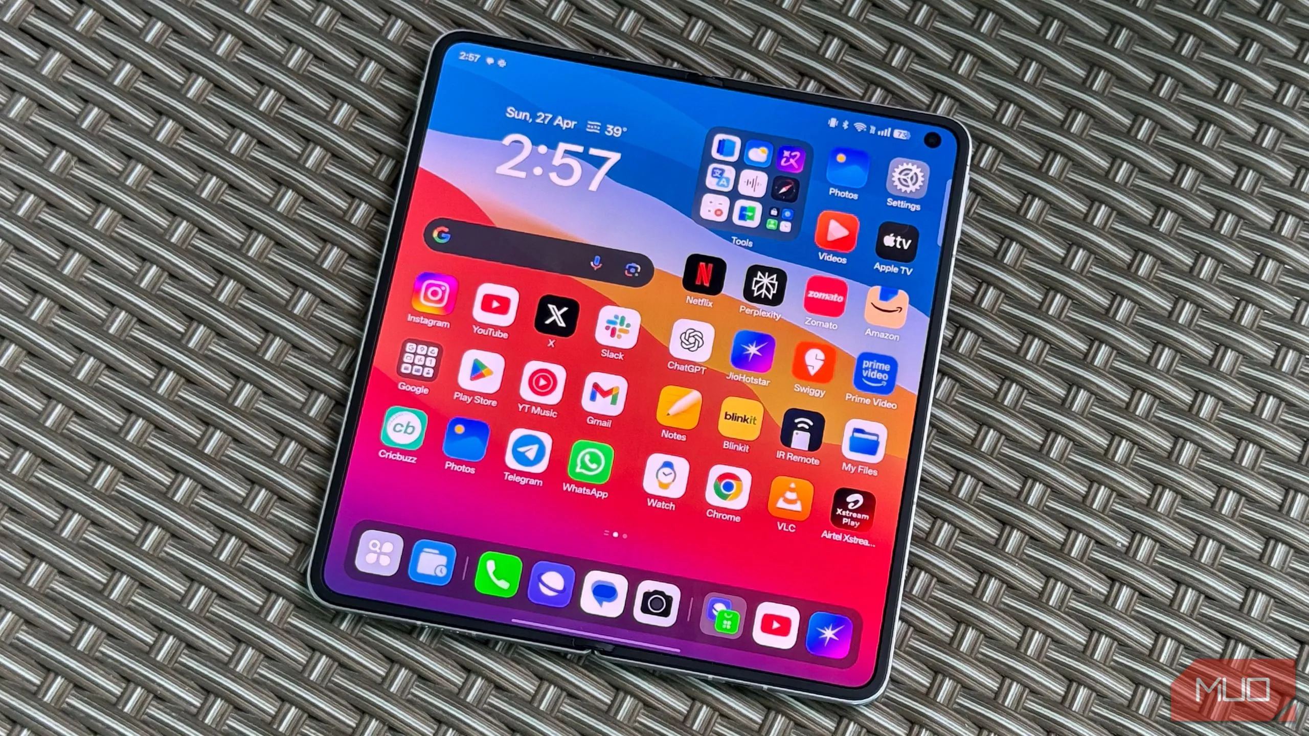Tổng thể thiết kế mỏng nhẹ của Oppo Find N5 trong lòng bàn tay