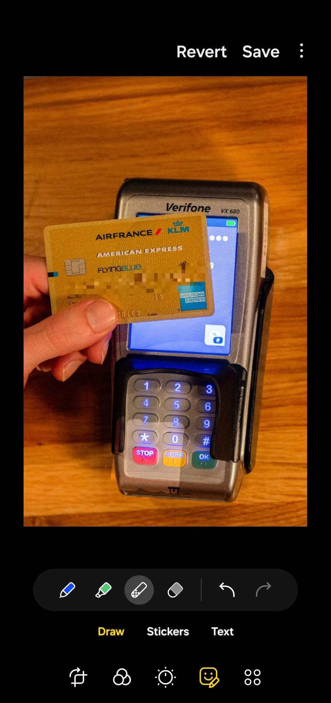 Trình chỉnh sửa ảnh của Samsung Gallery cho thấy ảnh thẻ tín dụng với các số đã được làm mờ
