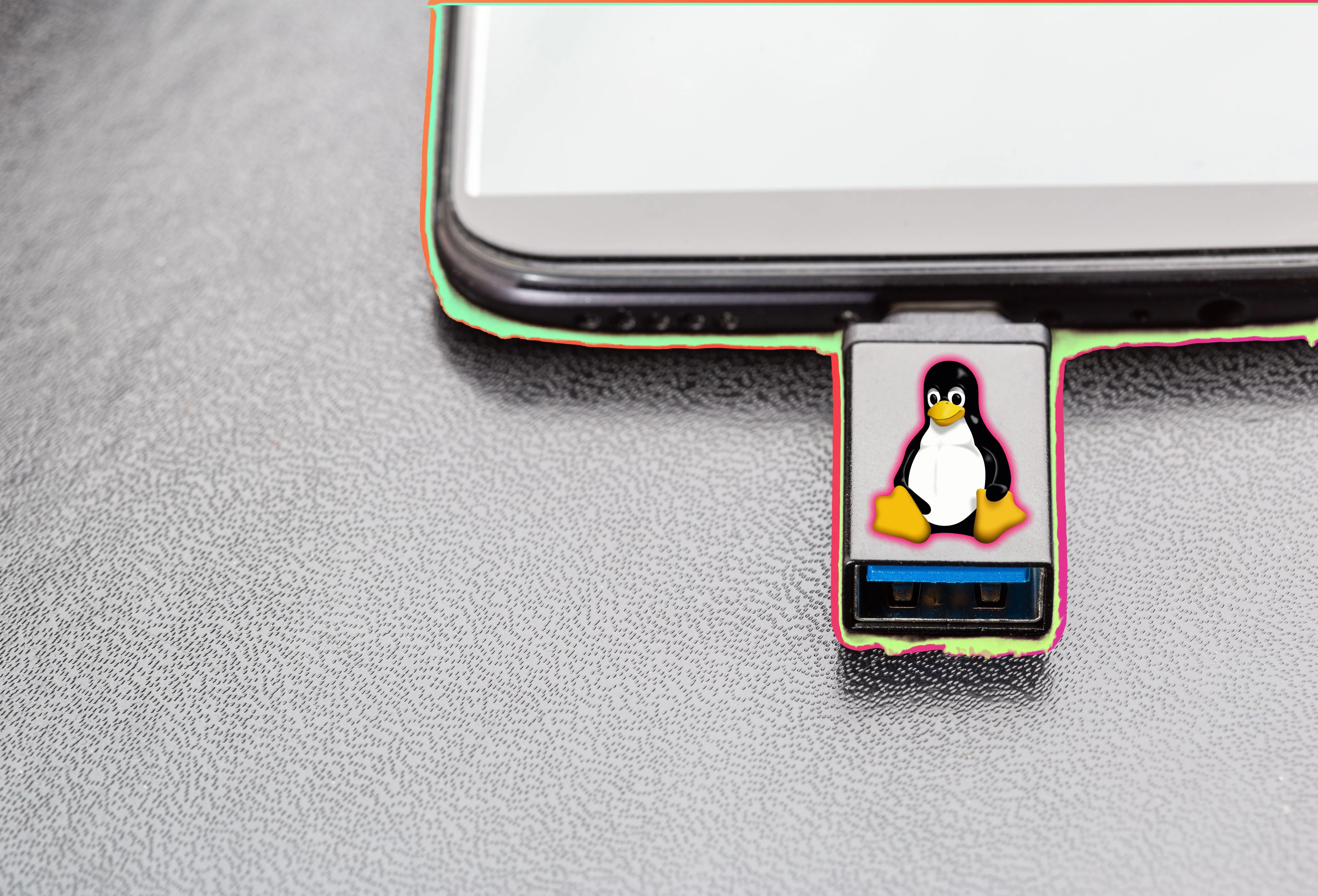 Tux Linux trên USB gắn vào laptop - biểu tượng của một USB cứu hộ SystemRescue