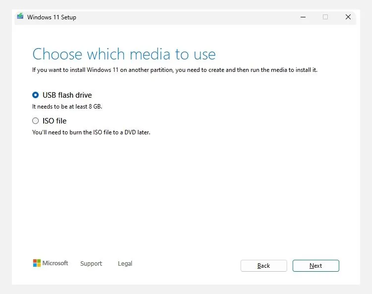 Tùy chọn chọn ổ USB hoặc file ISO trong Windows 11 Media Creation Tool