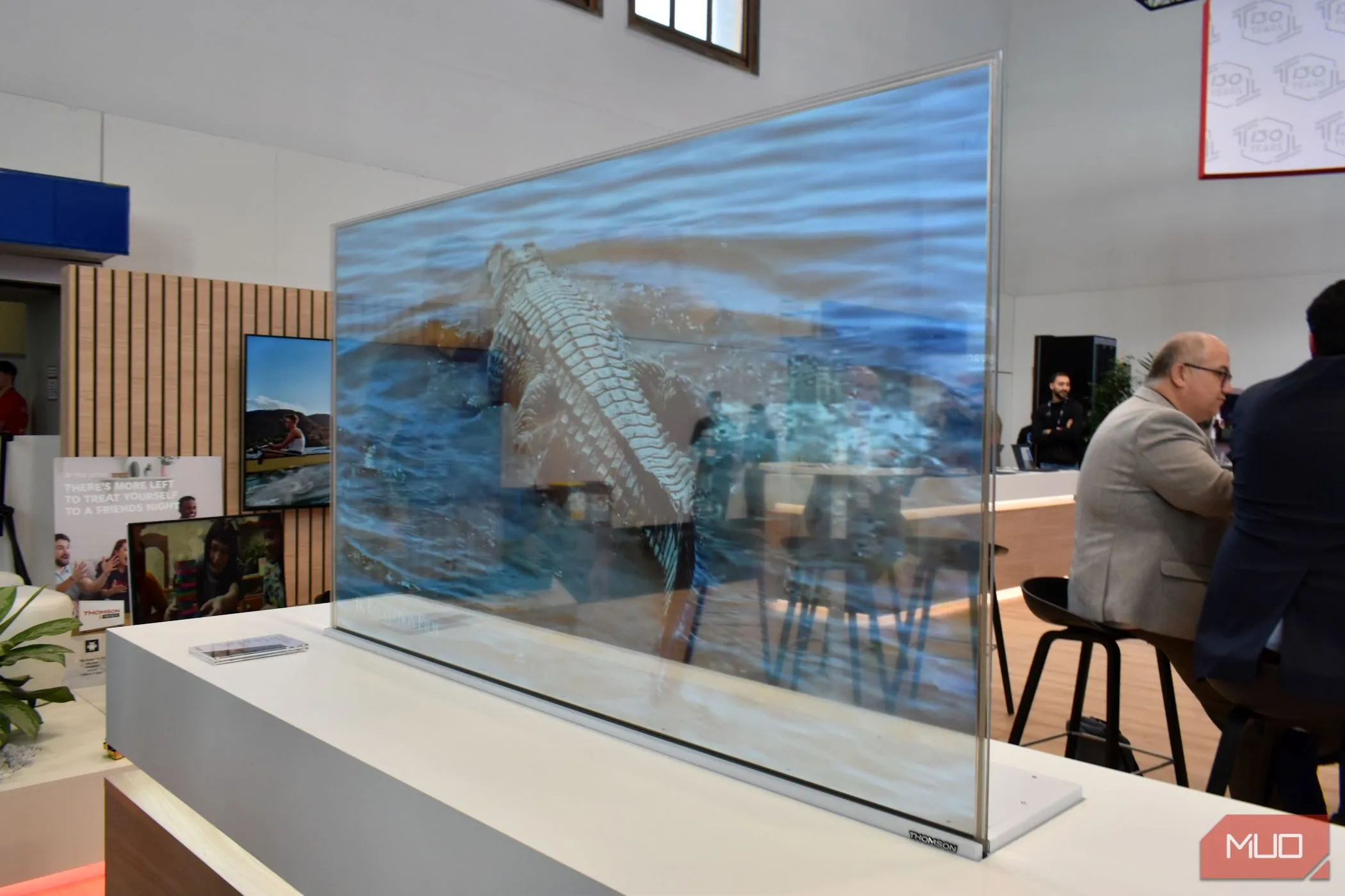 TV OLED trong suốt Thomson Scenium tại IFA 2023, minh họa thiết kế mỏng và linh hoạt của công nghệ OLED.