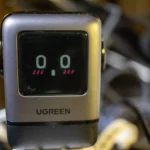 Ugreen Uno Charger 100W hiển thị cảm xúc trên màn hình LED