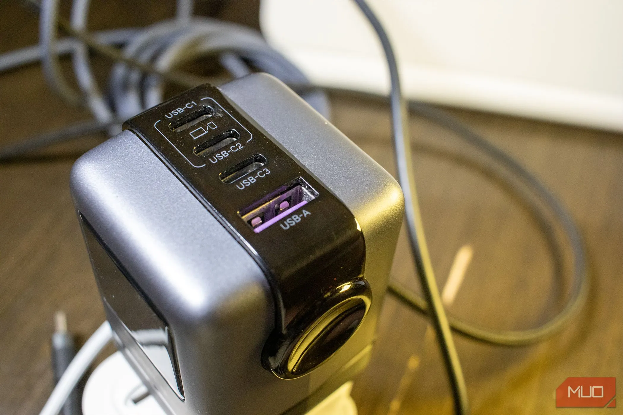 Ugreen Uno Charger 100W với bốn cổng USB tiện lợi