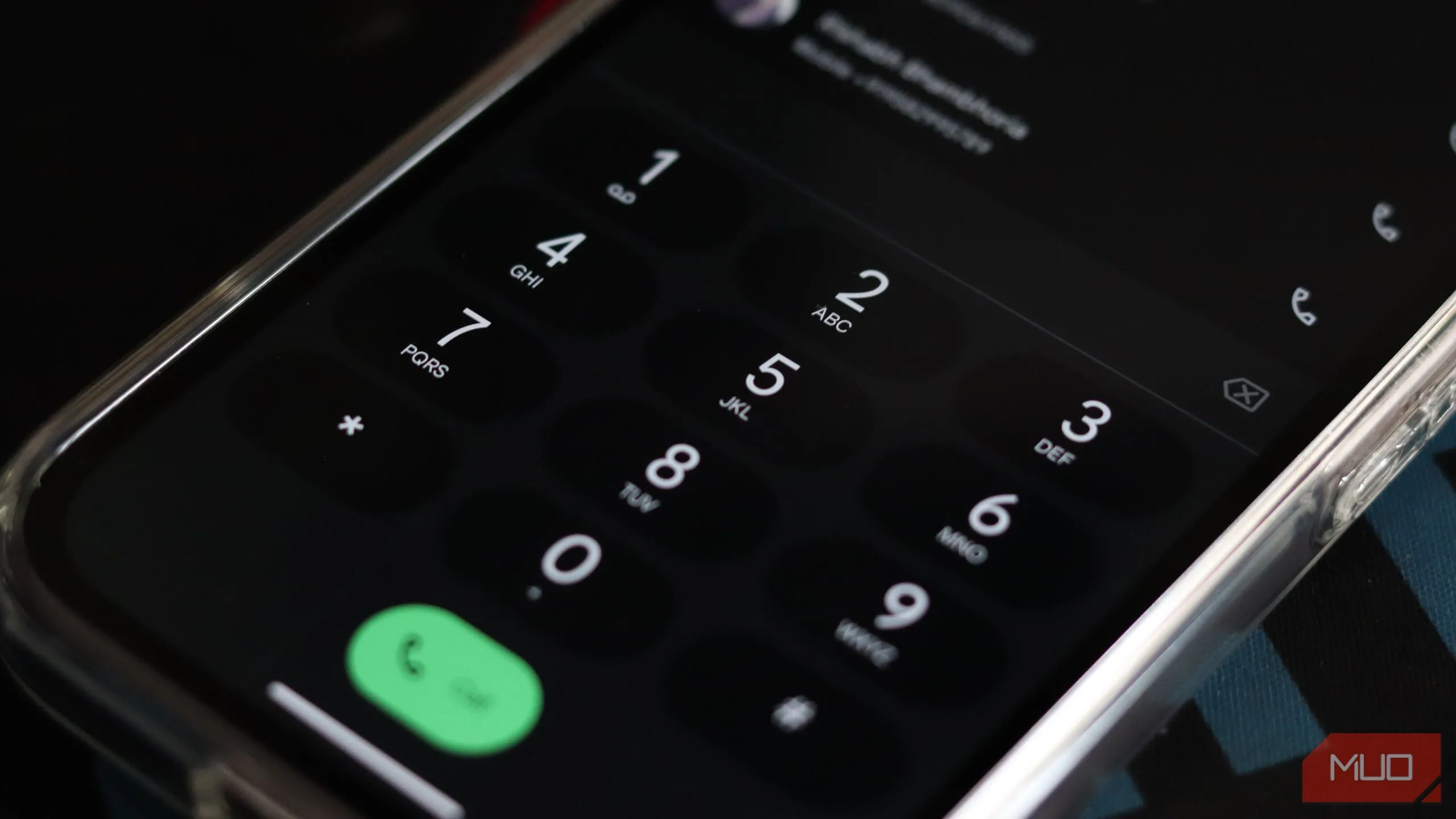 Ứng dụng Điện thoại trên Pixel 9a, hiển thị giao diện cuộc gọi với tính năng Call Screen.