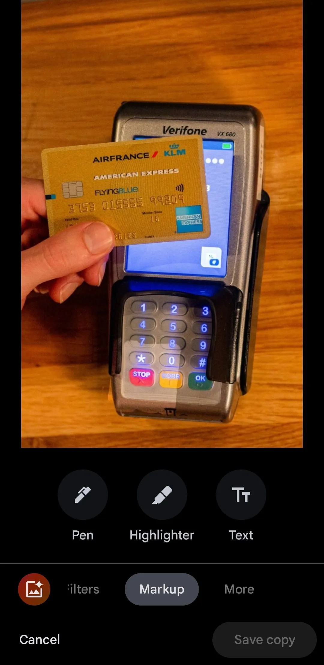 Ứng dụng Google Photos hiển thị ảnh thẻ tín dụng, chọn công cụ Đánh dấu để che thông tin nhạy cảm