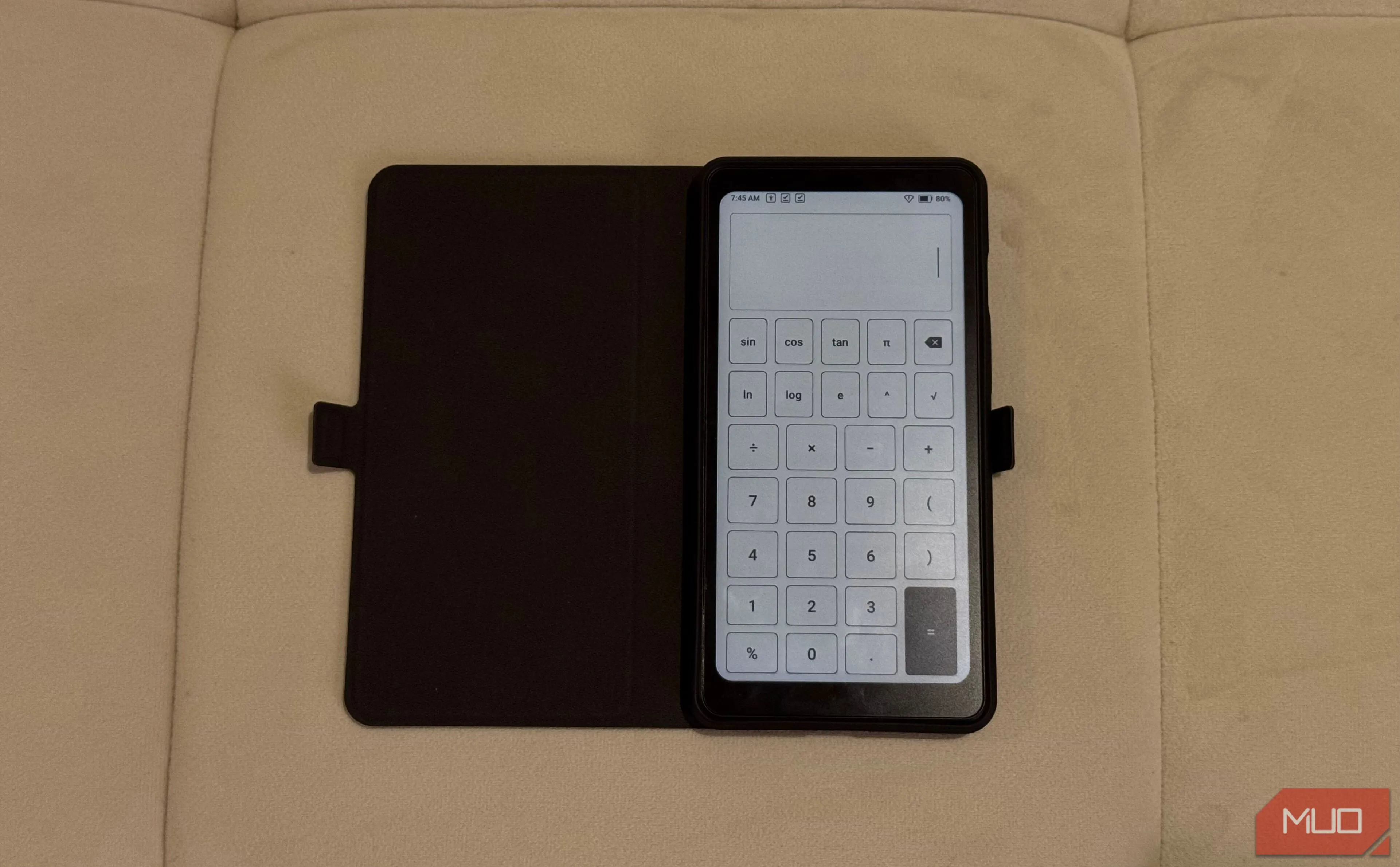 Ứng dụng máy tính (Calculator) trên màn hình e-ink của Boox Palma 2, với giao diện đơn giản và dễ sử dụng.