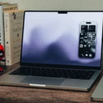 Ứng dụng Phản chiếu iPhone đang chạy trên MacBook Pro, thể hiện khả năng điều khiển iPhone từ máy Mac.
