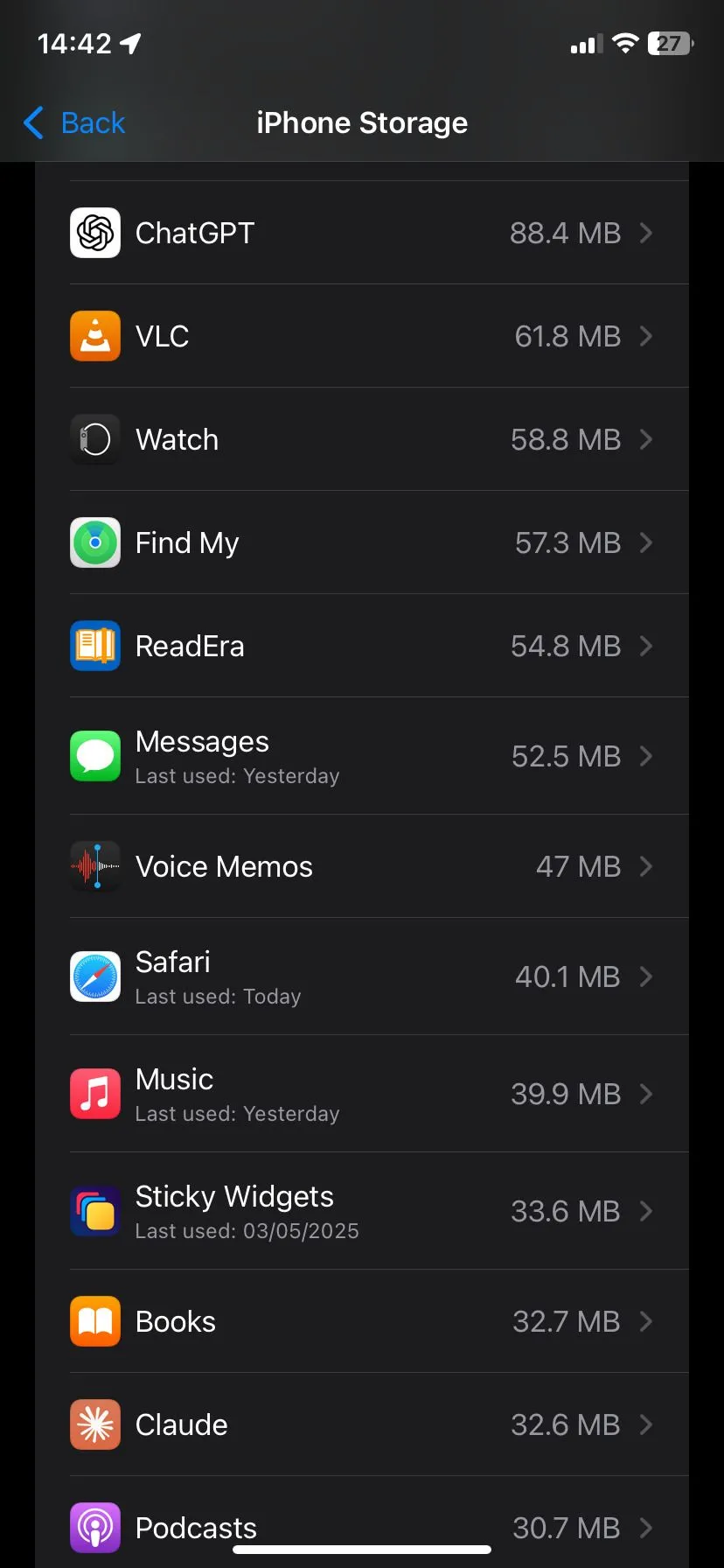 Ứng dụng Safari trong phần cài đặt của iPhone, hiển thị tùy chọn xóa lịch sử và dữ liệu trang web