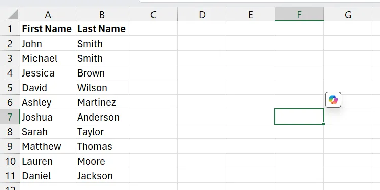 Văn bản đã được tách thành các cột riêng biệt trong Excel sau khi áp dụng Text to Columns.