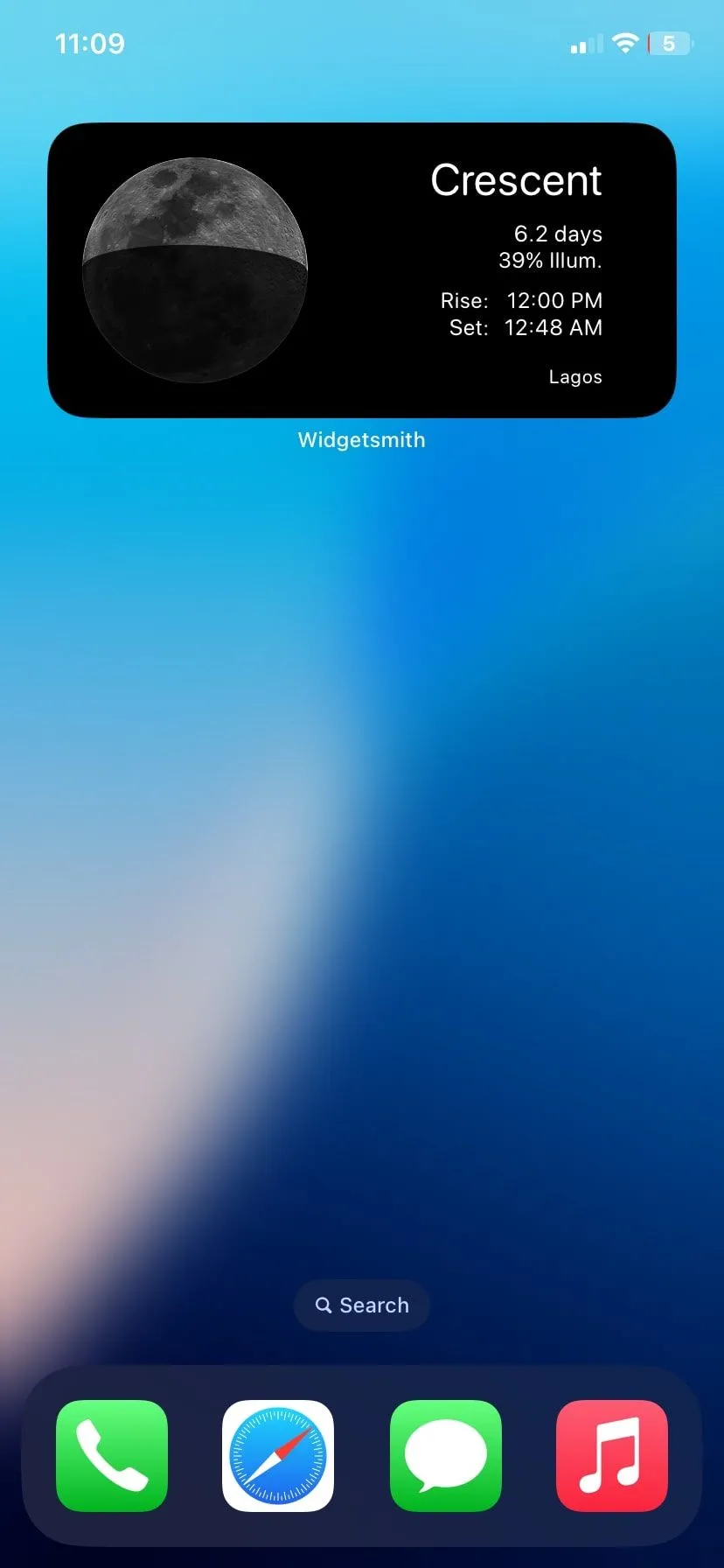 Ví dụ về một widget tùy chỉnh được tạo bằng Widgetsmith, hiển thị thời gian và ngày trên màn hình chính của iPhone.