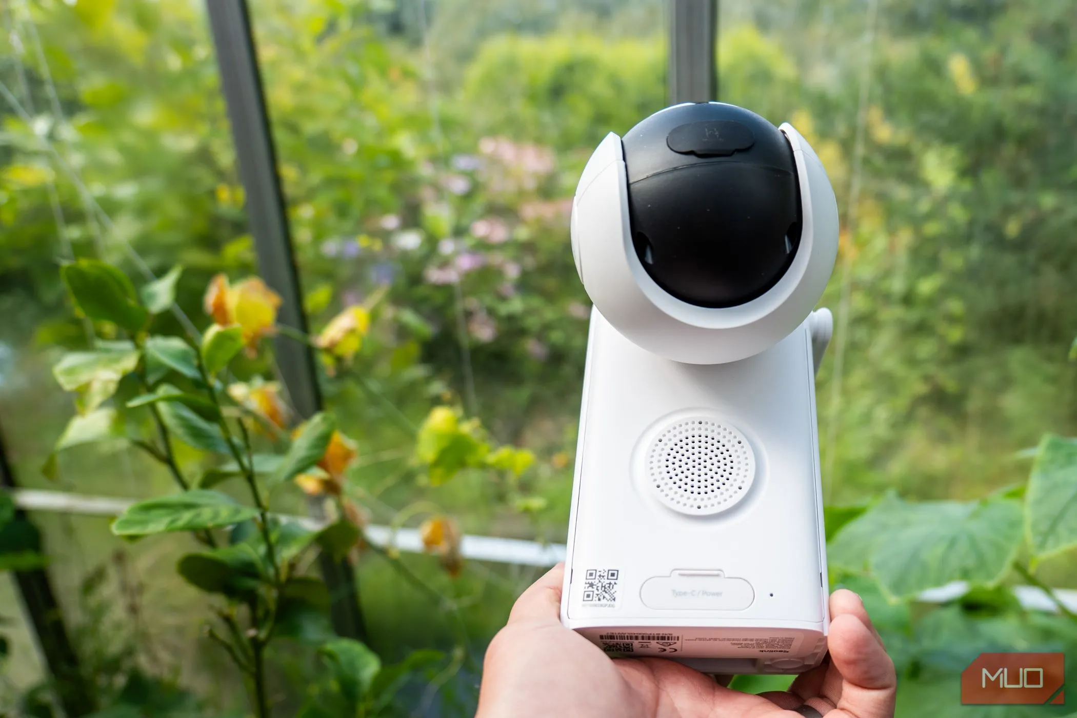 Vị trí loa và khe cắm thẻ nhớ microSD dưới thân camera an ninh Reolink Altas PT Ultra